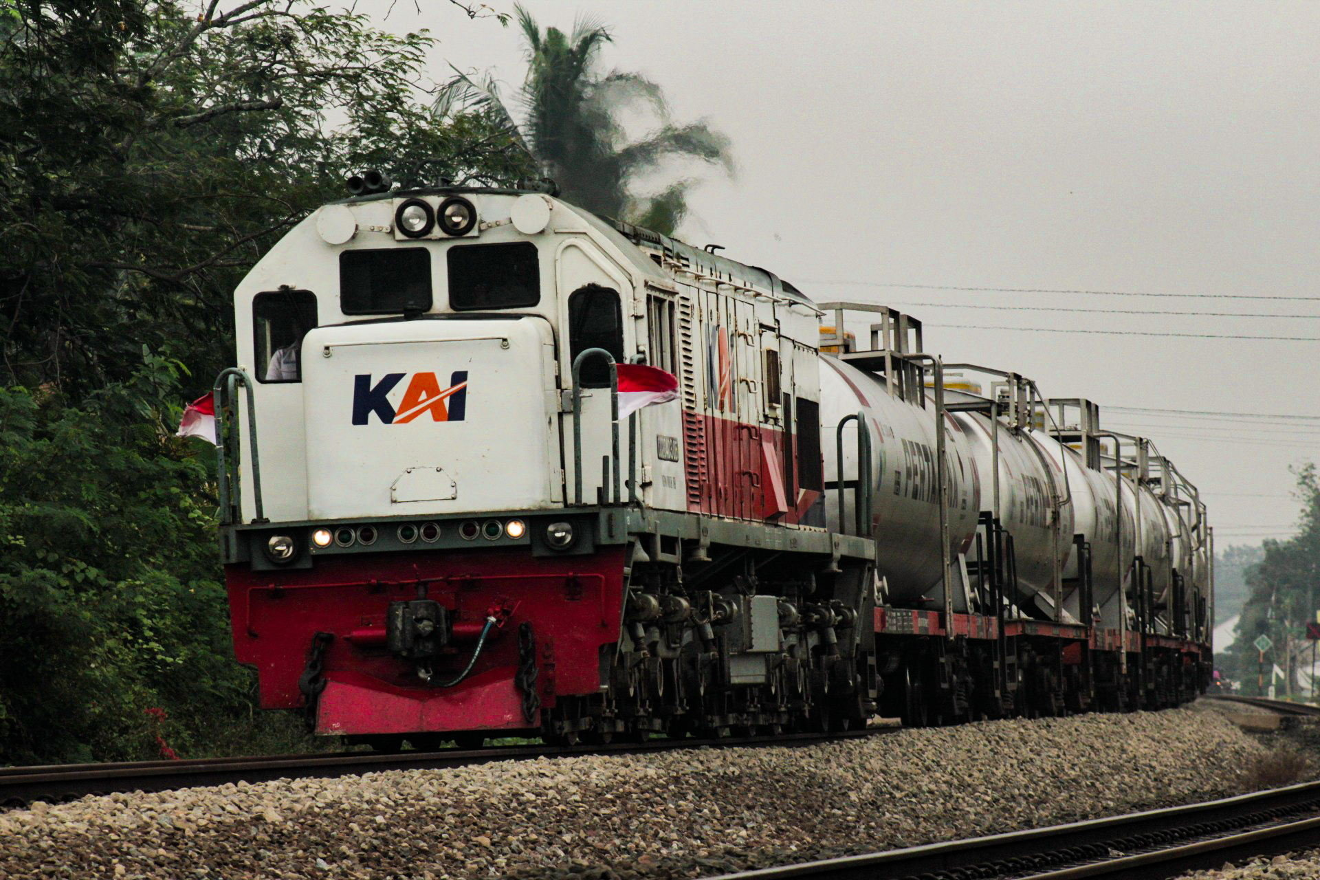 CC 204 05 menarik KA Tanker menuju Rewulu