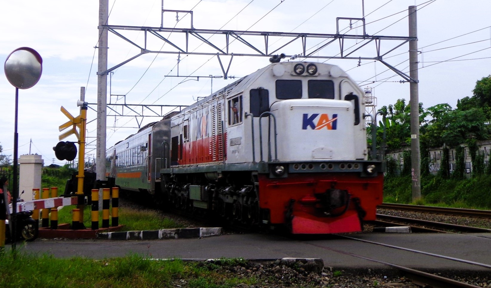 CC 204 03 07 YK Memasuki Stasiun Klaten