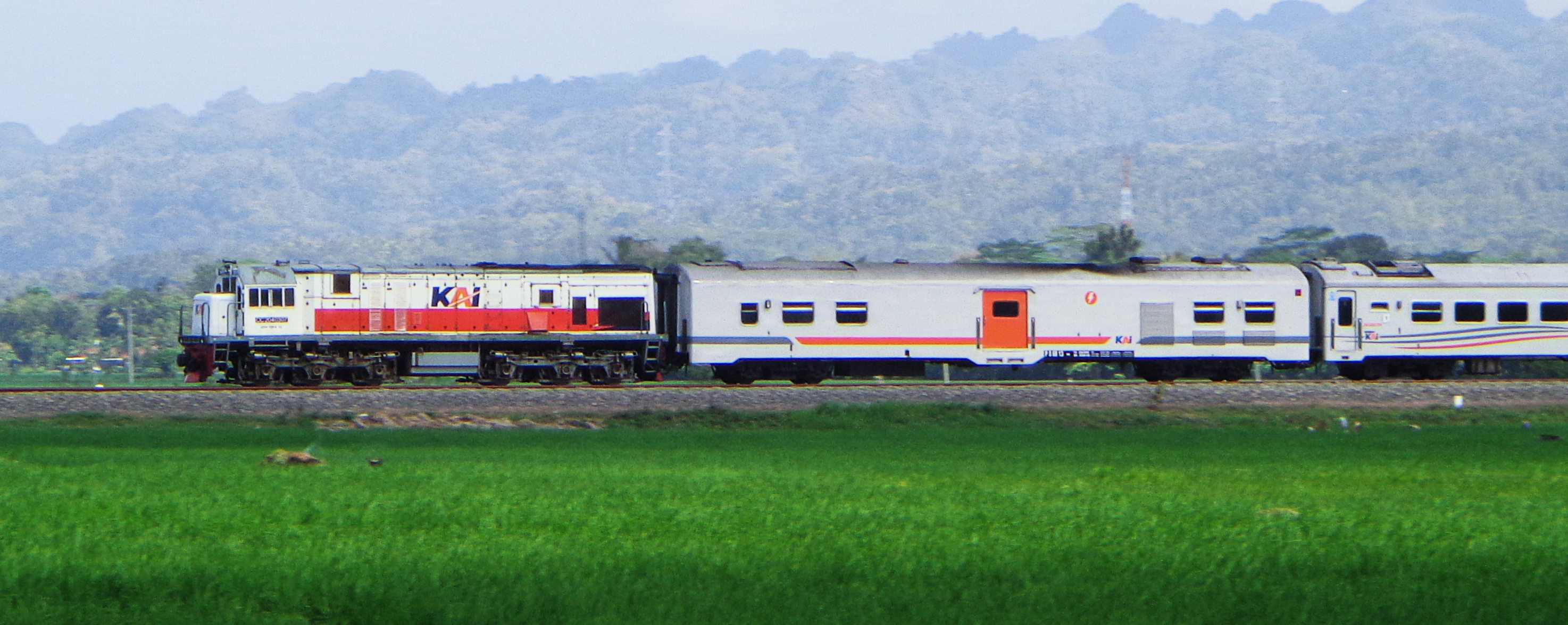 CC 204 03 07 YK melintasi persawahan di Gombong