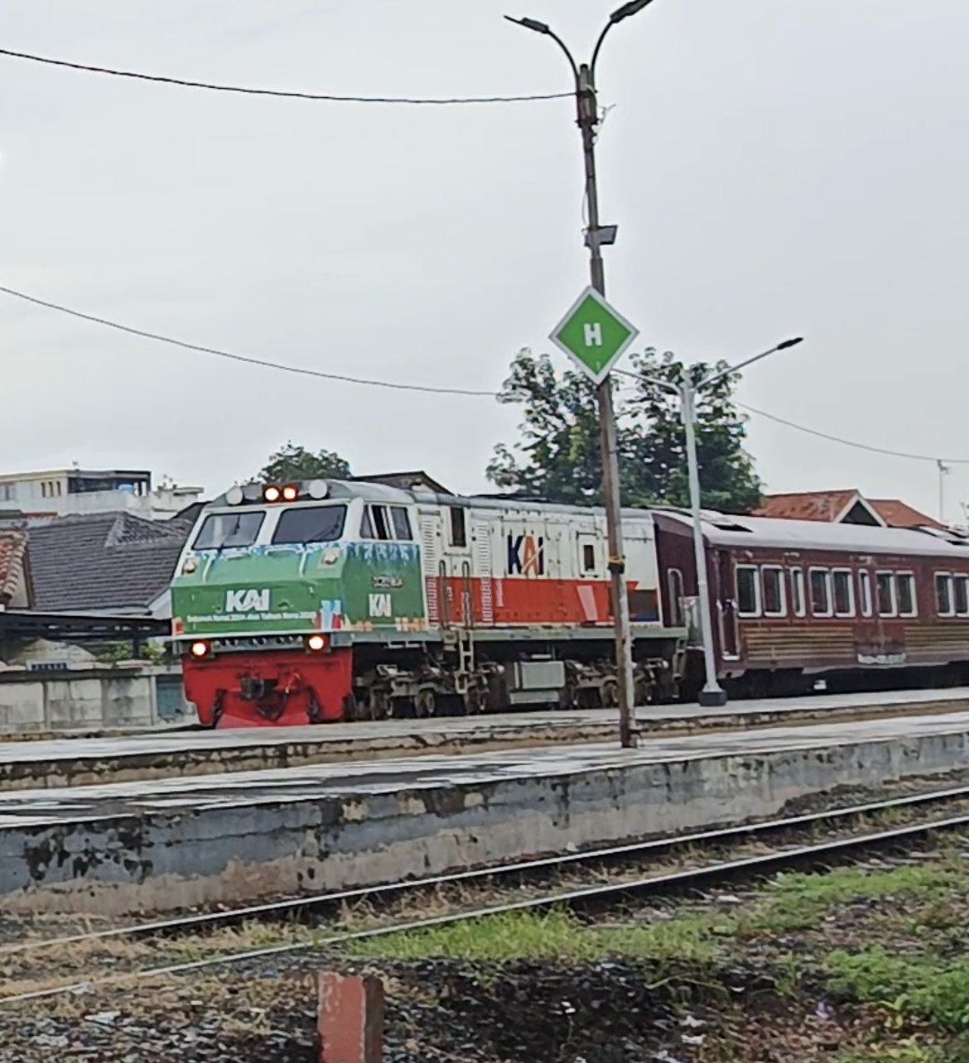 98 04 Saat Menggunakan Stiker Nataru 2024 dan melintas langsung stasiun lemah abang