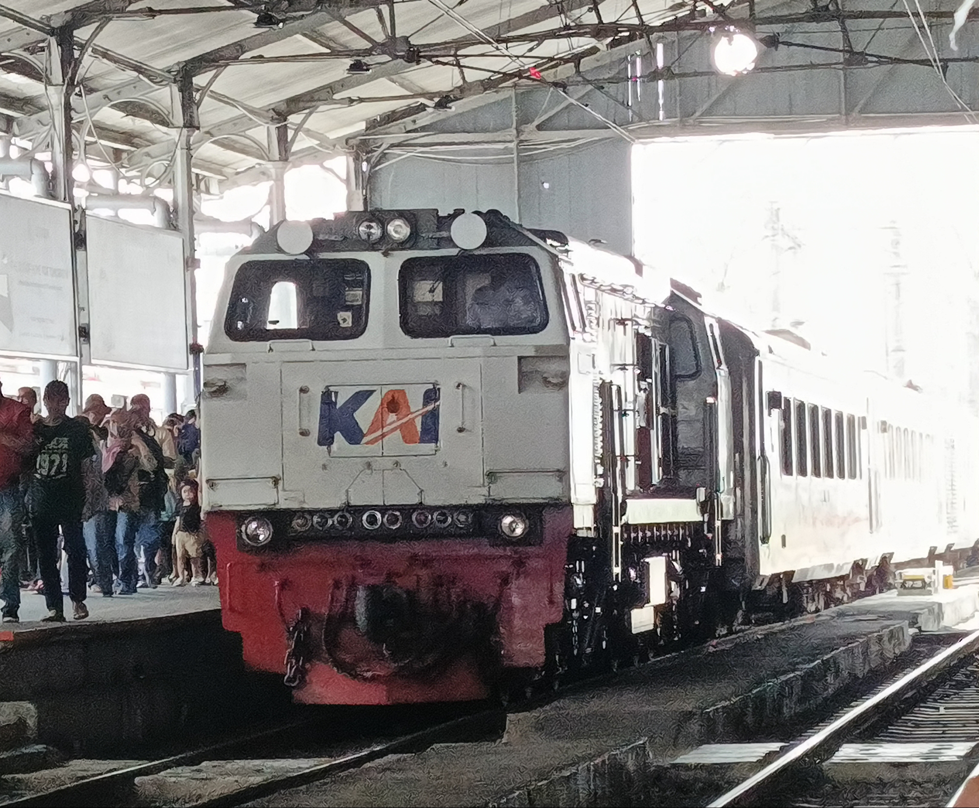 CC 206 13 85 Saat Menarik KA Pangrango Di Stasiun Bogor