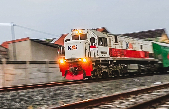 83 07 "Bader" yang sedang menarik KA Brantas
