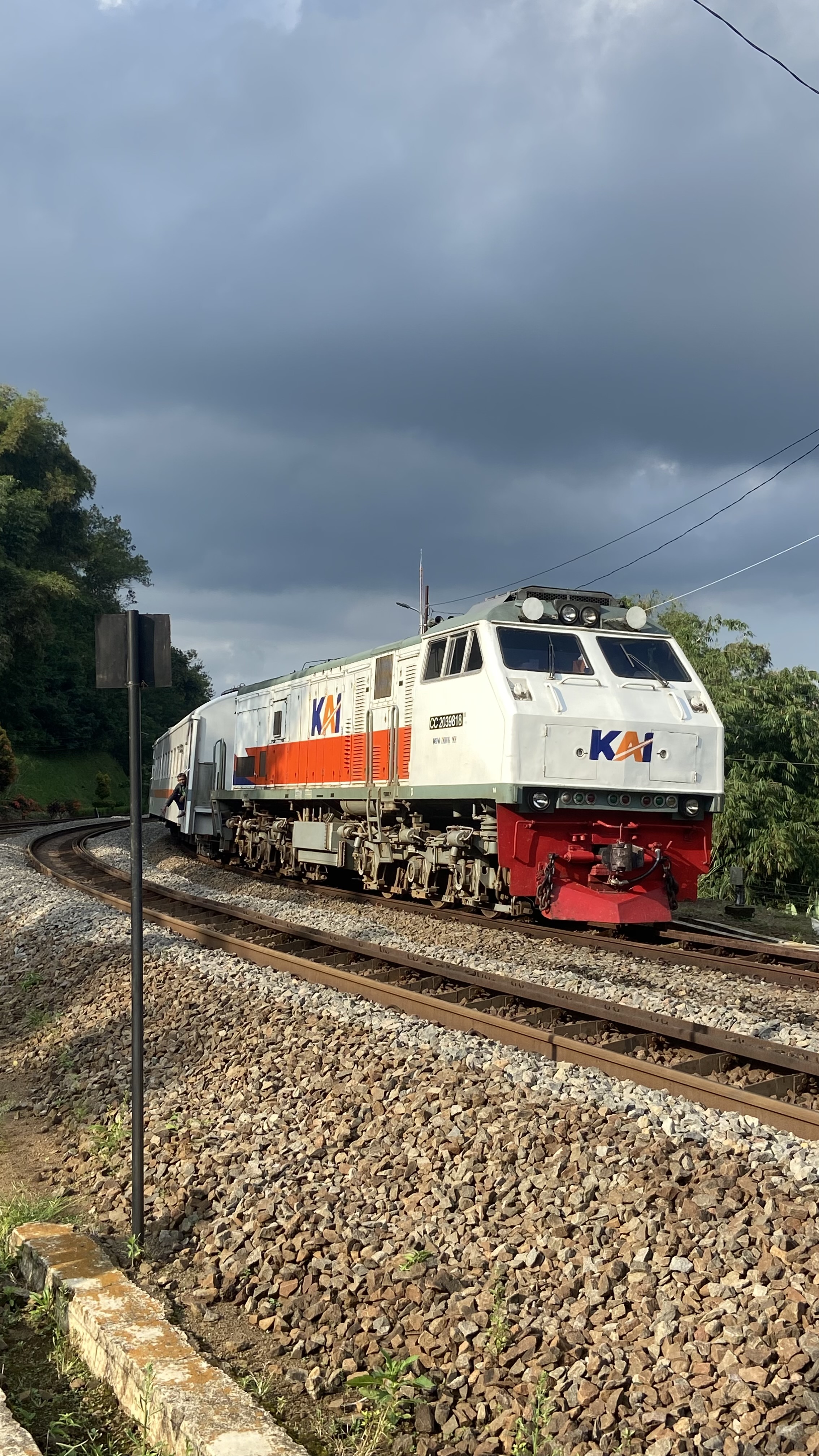 Lokomotif cc 203 98 18 MN yang menghela ka 284 serayu pse-pwt, menunggu bersilang dengan ka malabar dan argo wilis di stasiun cirahayu