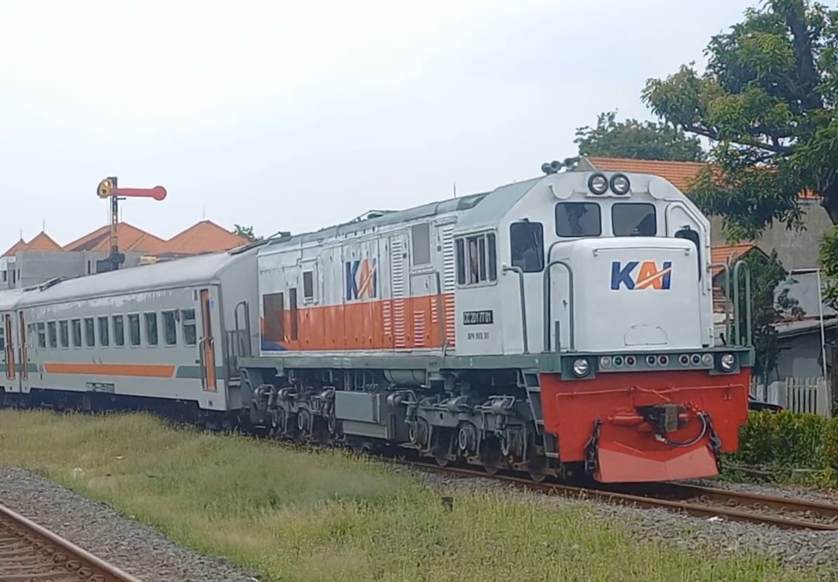 CC 201 77 01 Memasuki stasiun gedangan