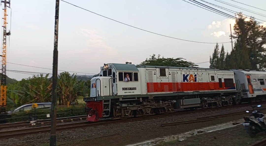 CC 201 77 03 SDT Berangkat Stasiun Lawang