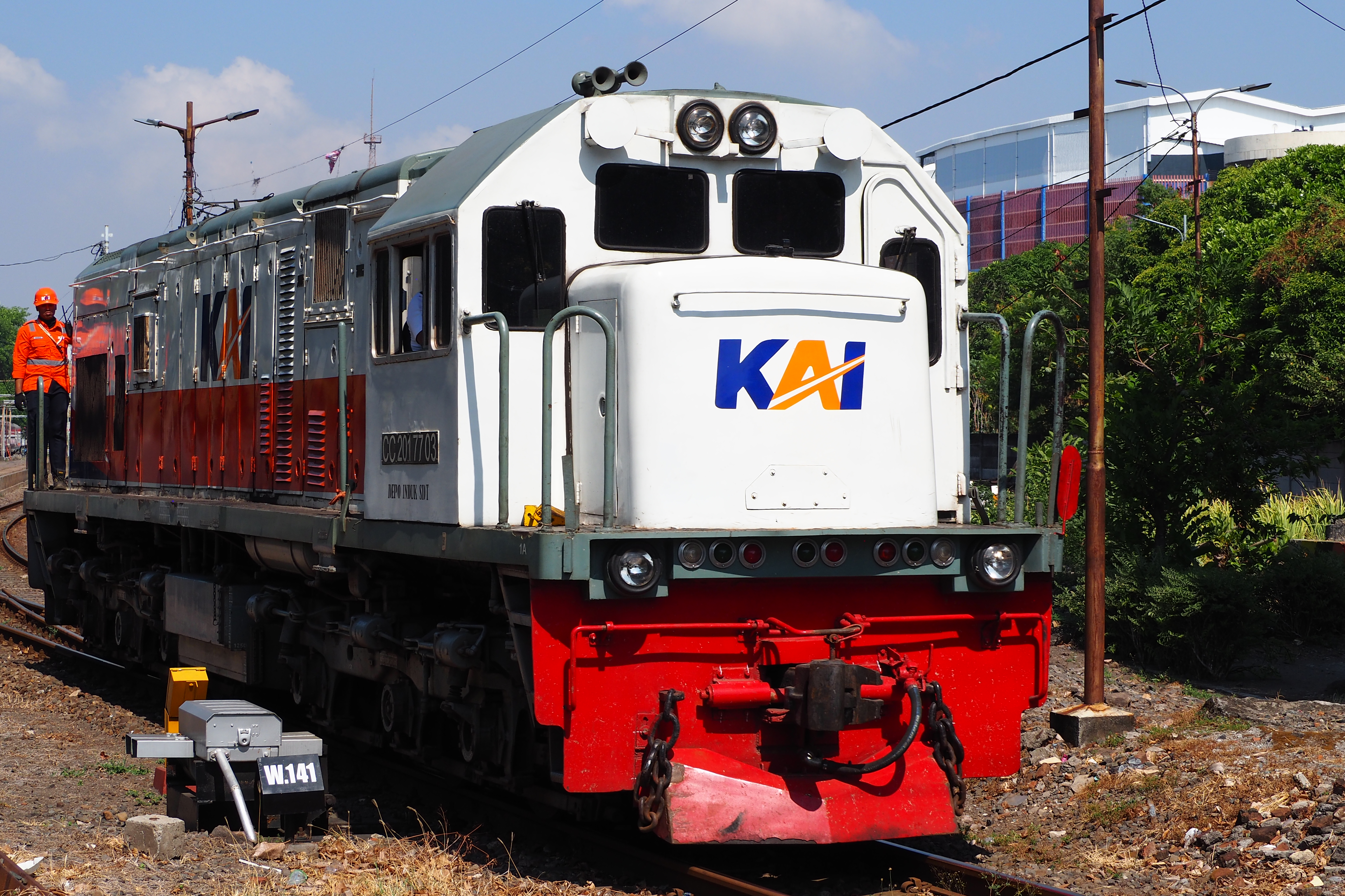 CC 201 77 03 SDT di Stasiun Surabaya Kota
