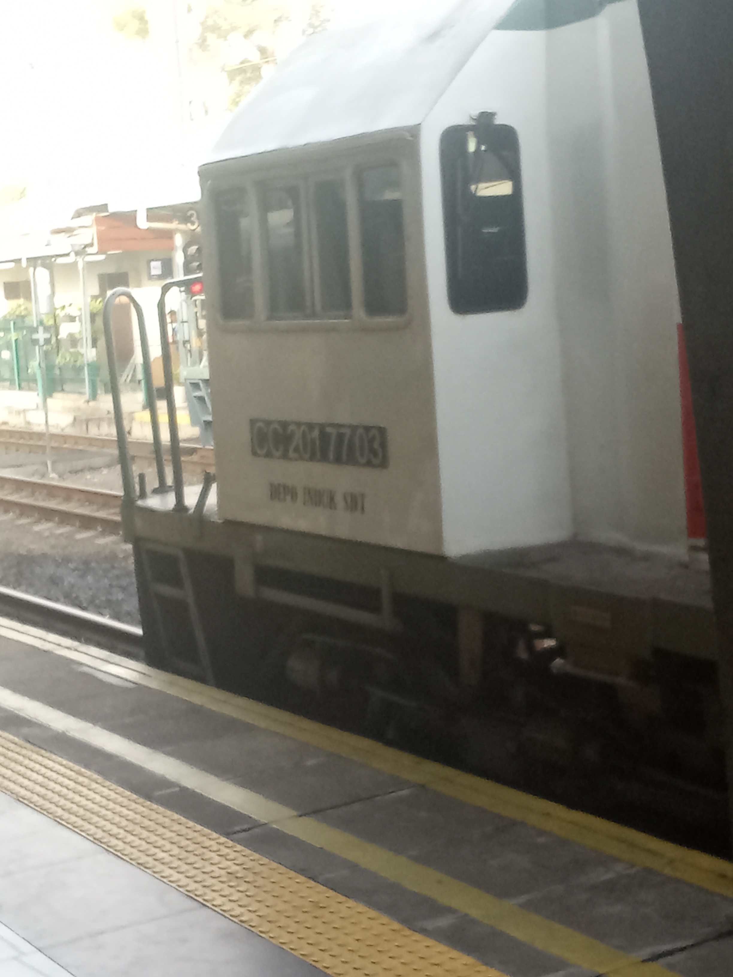 CC 201 77 03 di stasiun pasar Senen