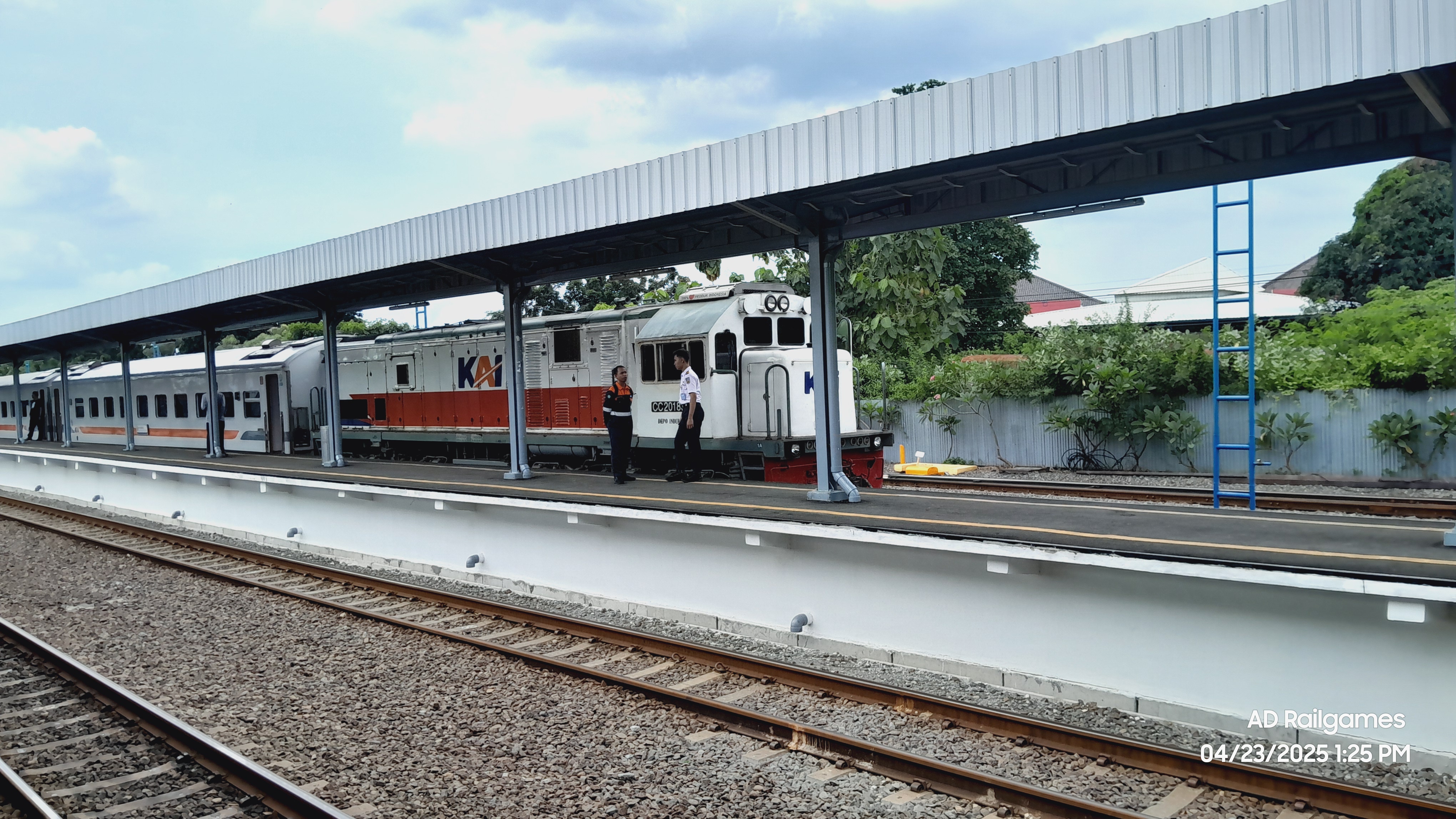 CC201 83 11 di stasiun TG berdinas KA 183 Kamandaka