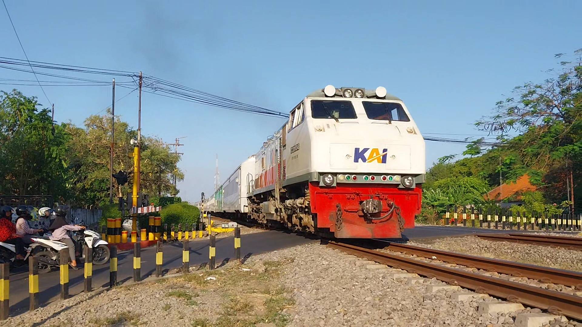 CC201 83 48 SDT Ft. Ka 111 Brantas Berangkat Stasiun Nganjuk
