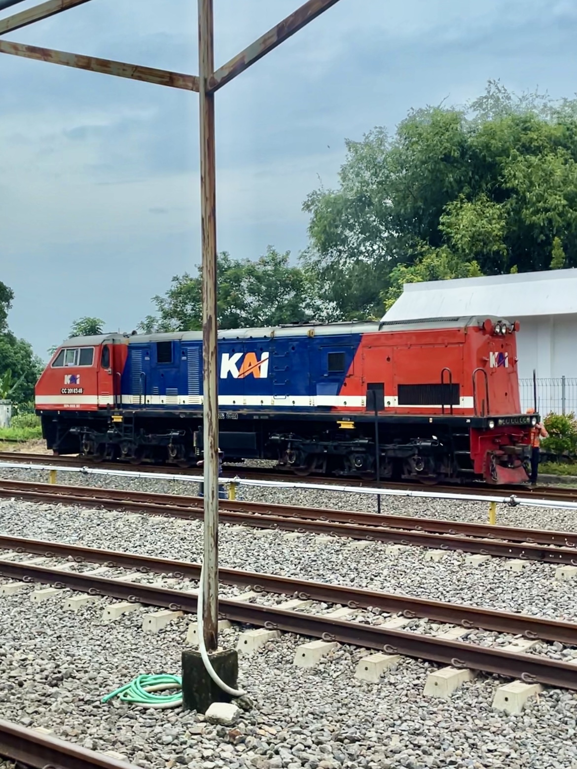 CC 201 83 48 di stasiun kertosono