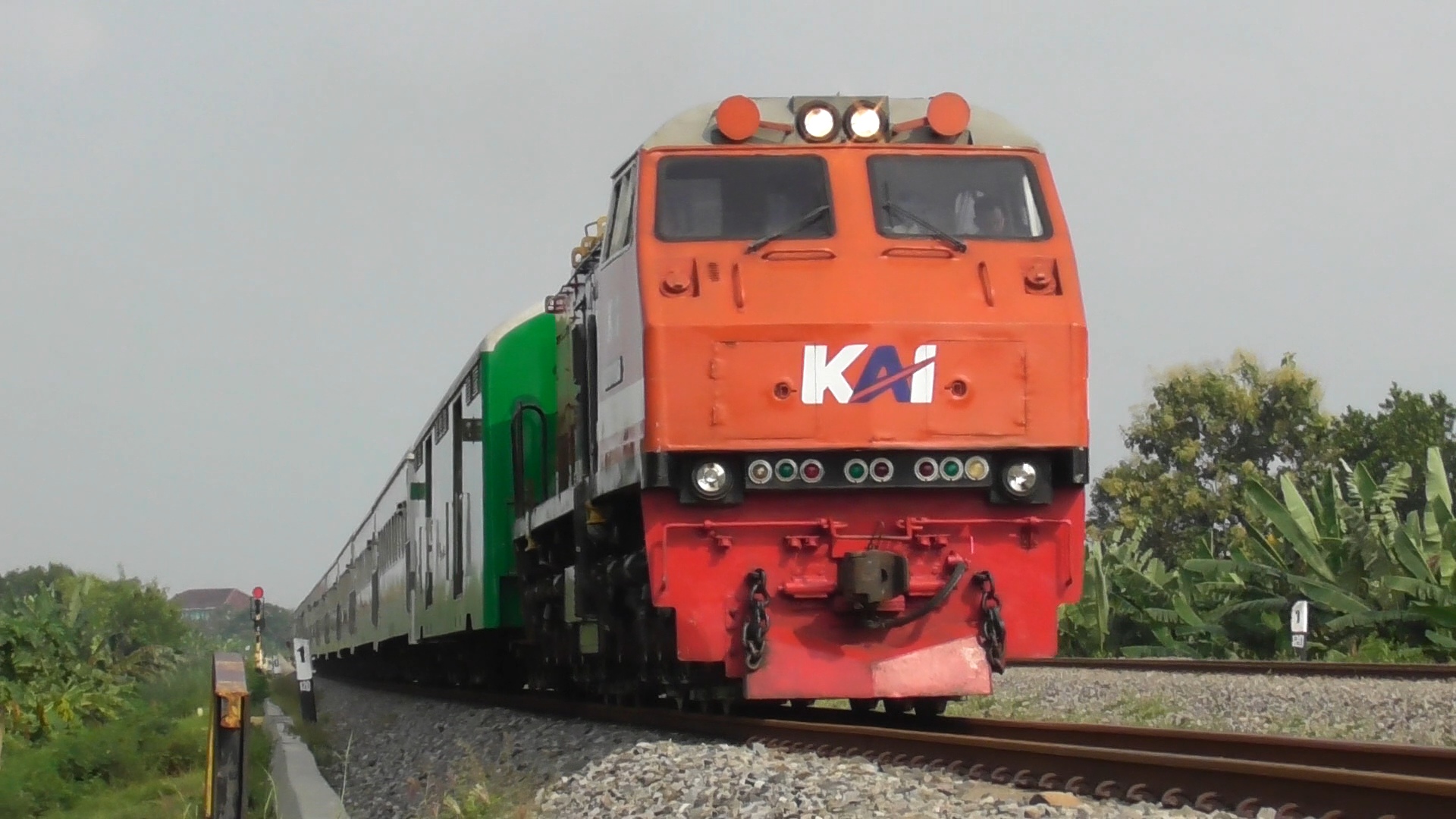 CC201 83 48 SDT Ft. Ka 151 Brantas Melintas Di Kali Kedung Banteng, Bogo, Nganjuk