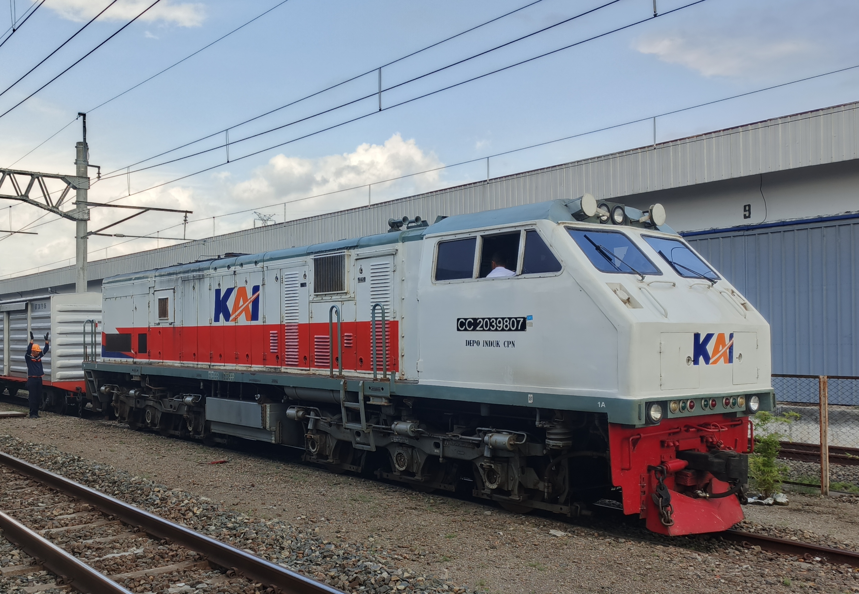 CC 203 98 07 di Stasiun Ceper