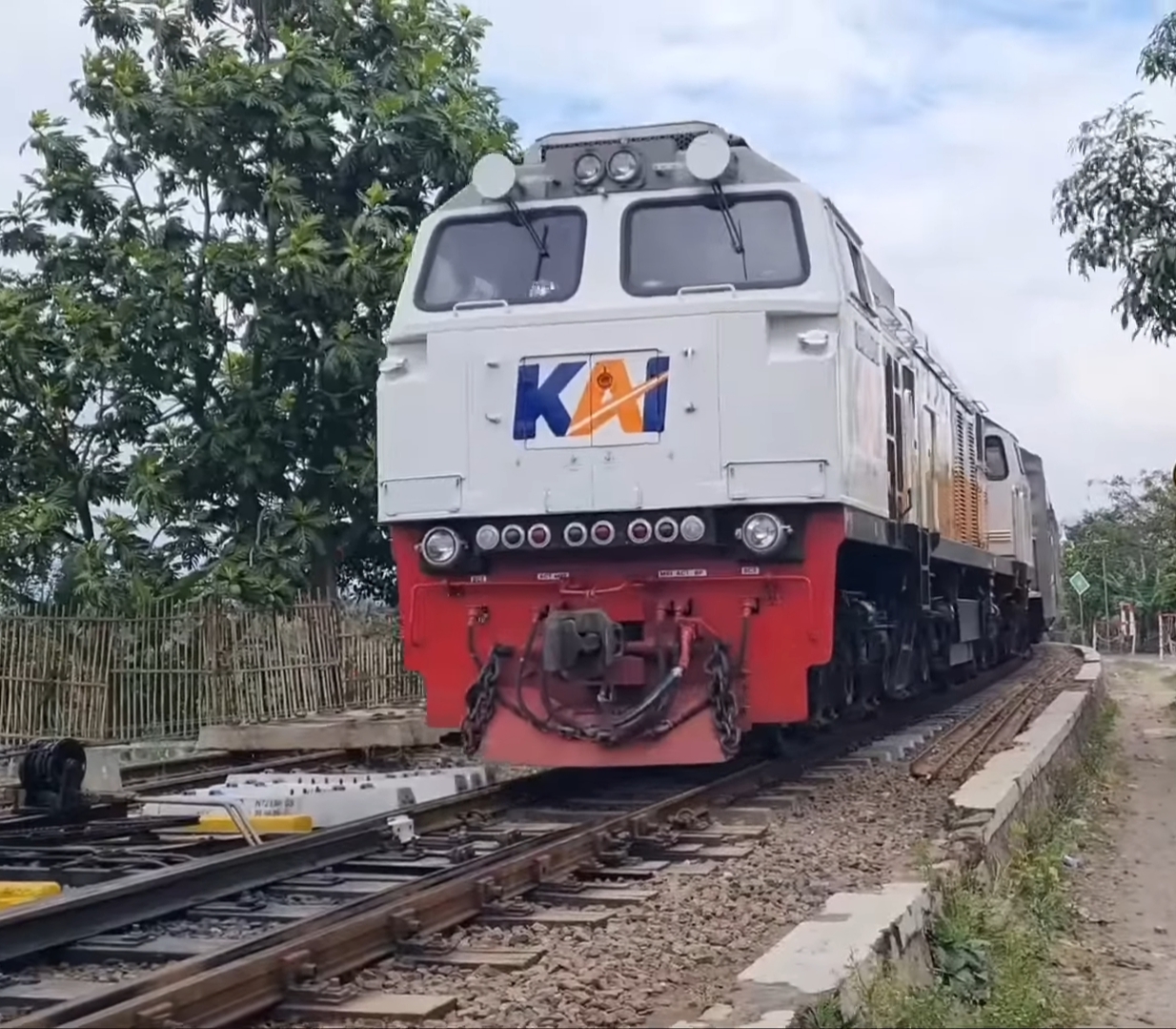 Lokomotif CC 206 13 09 berdinas Ka Papandayan persiapan masuk Stasiun Leles