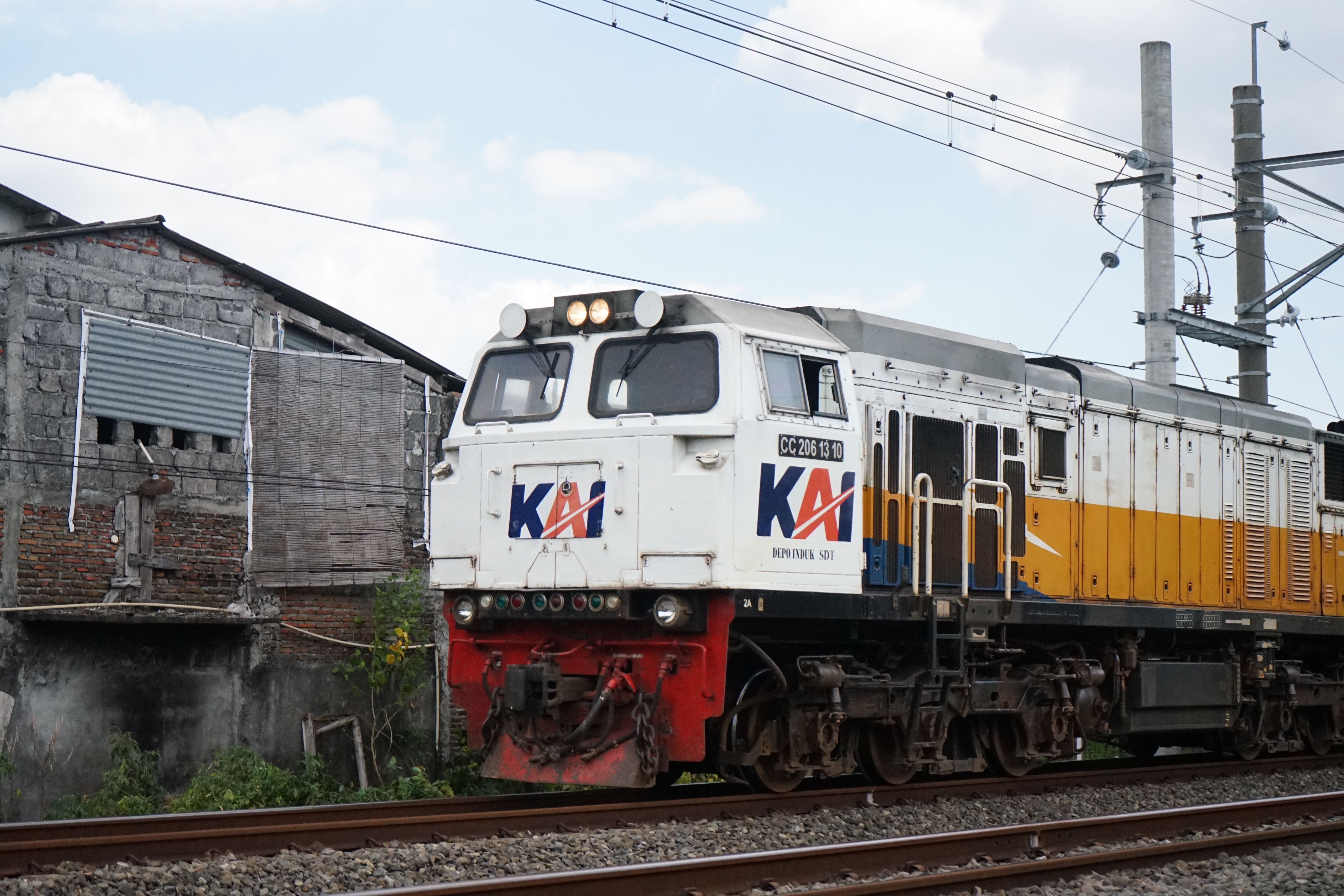 Lokomotif CC 206 13 10 livery Default di Depo Induk SDT - Surabaya