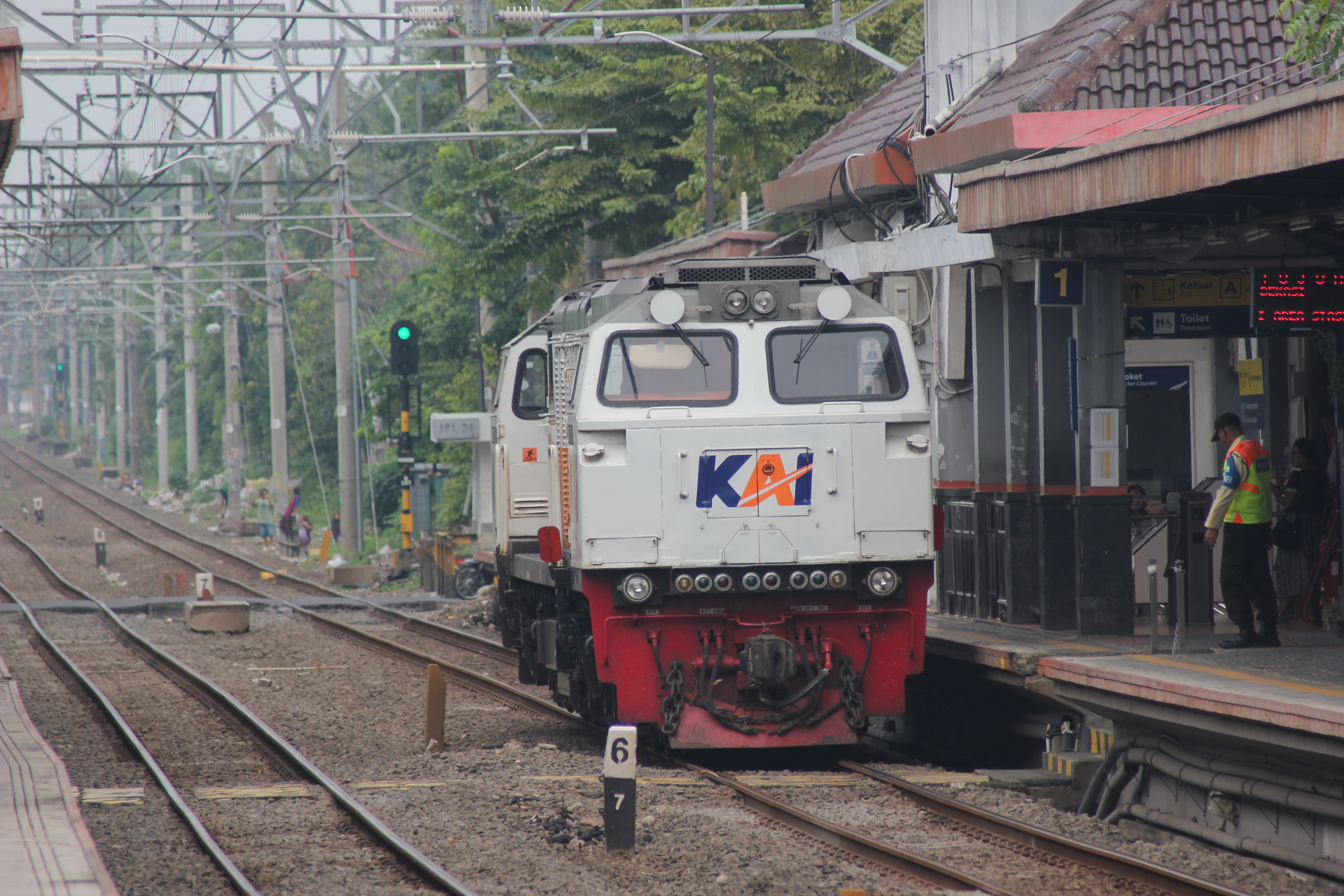 CC 206 13 17 melintas langsung stasiun Gang Sentiong