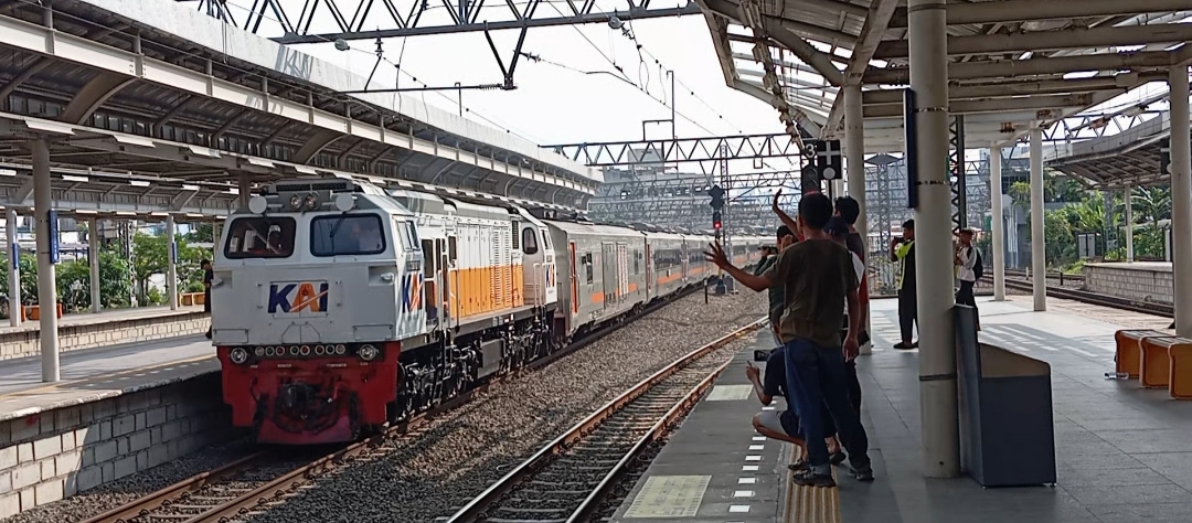 KA Kertajaya Berhenti st. Jatinegara