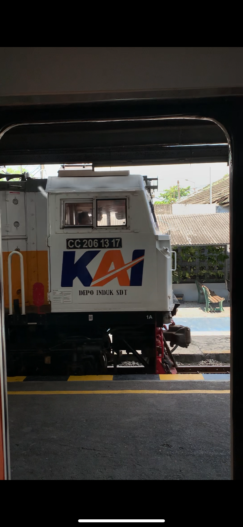 CC 206 13 17 - Depo SDT Lokomotif CC 206 13 17 livery Default di Depo Induk SDT - Surabaya