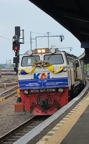 CC 206 13 35 - Depo SDT Lokomotif CC 206 13 35 livery Default di Depo Induk SDT - Surabaya