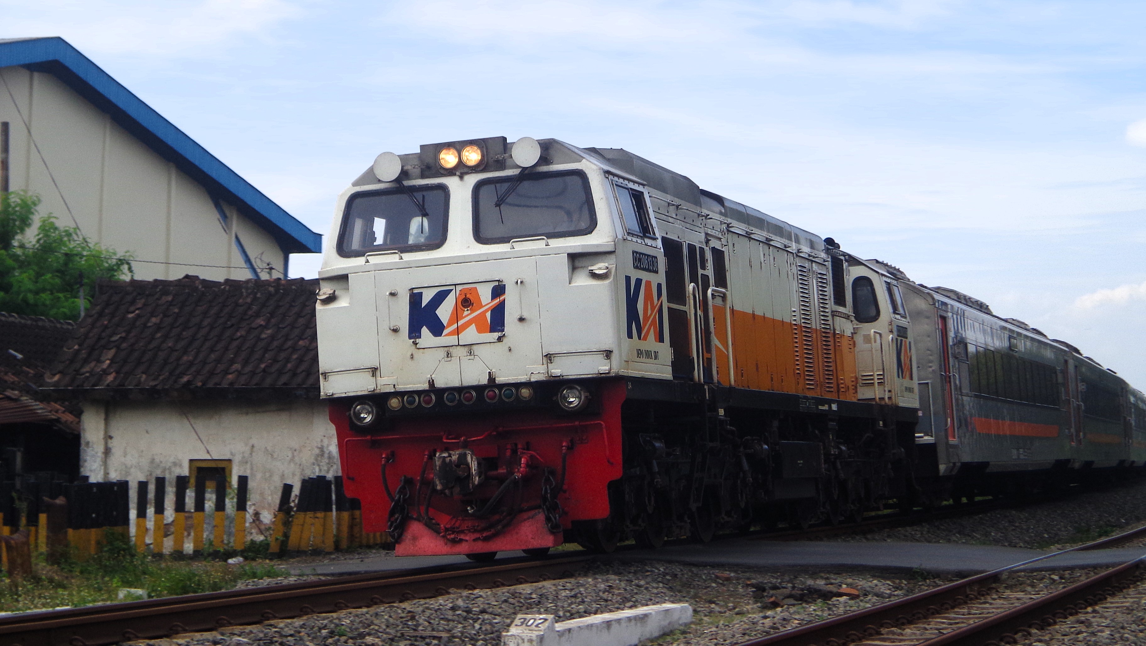 CC 206 13 36 SDT Melintas Langsung Stasiun Palur