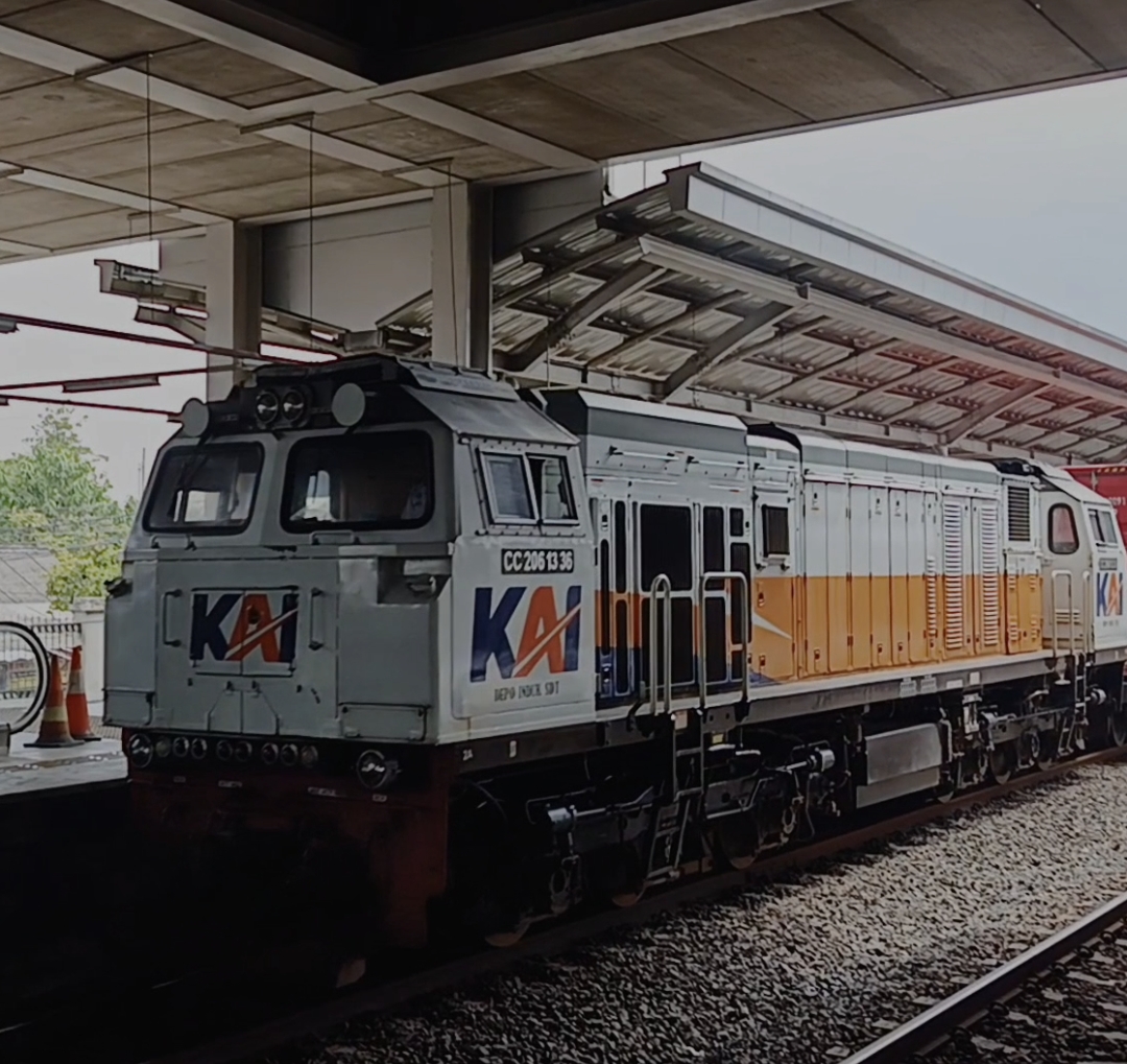 CC 206 13 36 Saat Melintas Langsung Di St. Cikarang