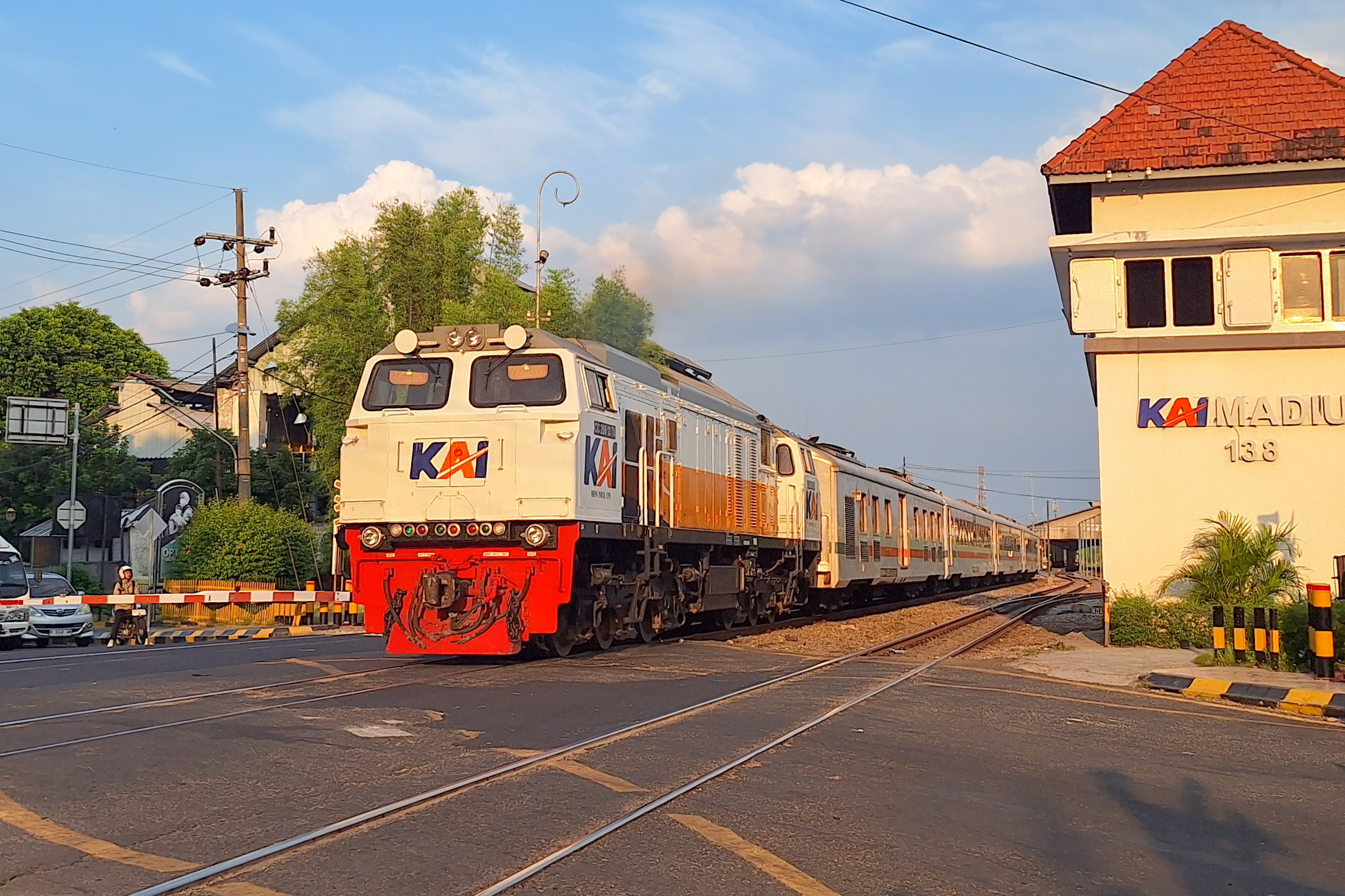 CC 206 13 70 menghela KA Jayakarta