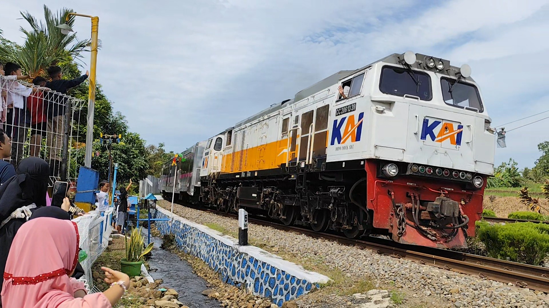 CC 206 lepas stasiun Purwokerto