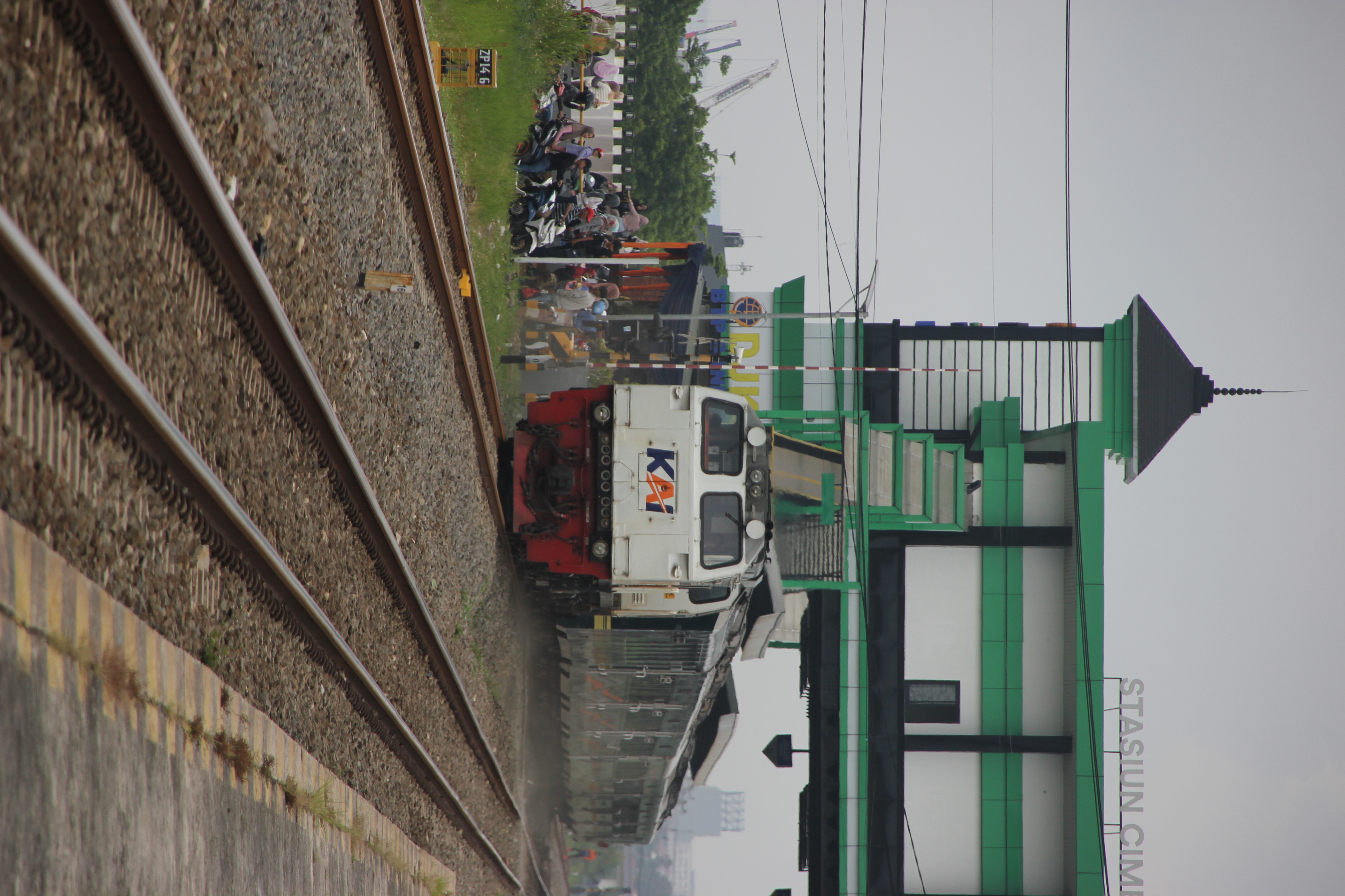 CC 206 13 40 SDT Menghela Papandayan dengan Latar ST.Cimekar Baru