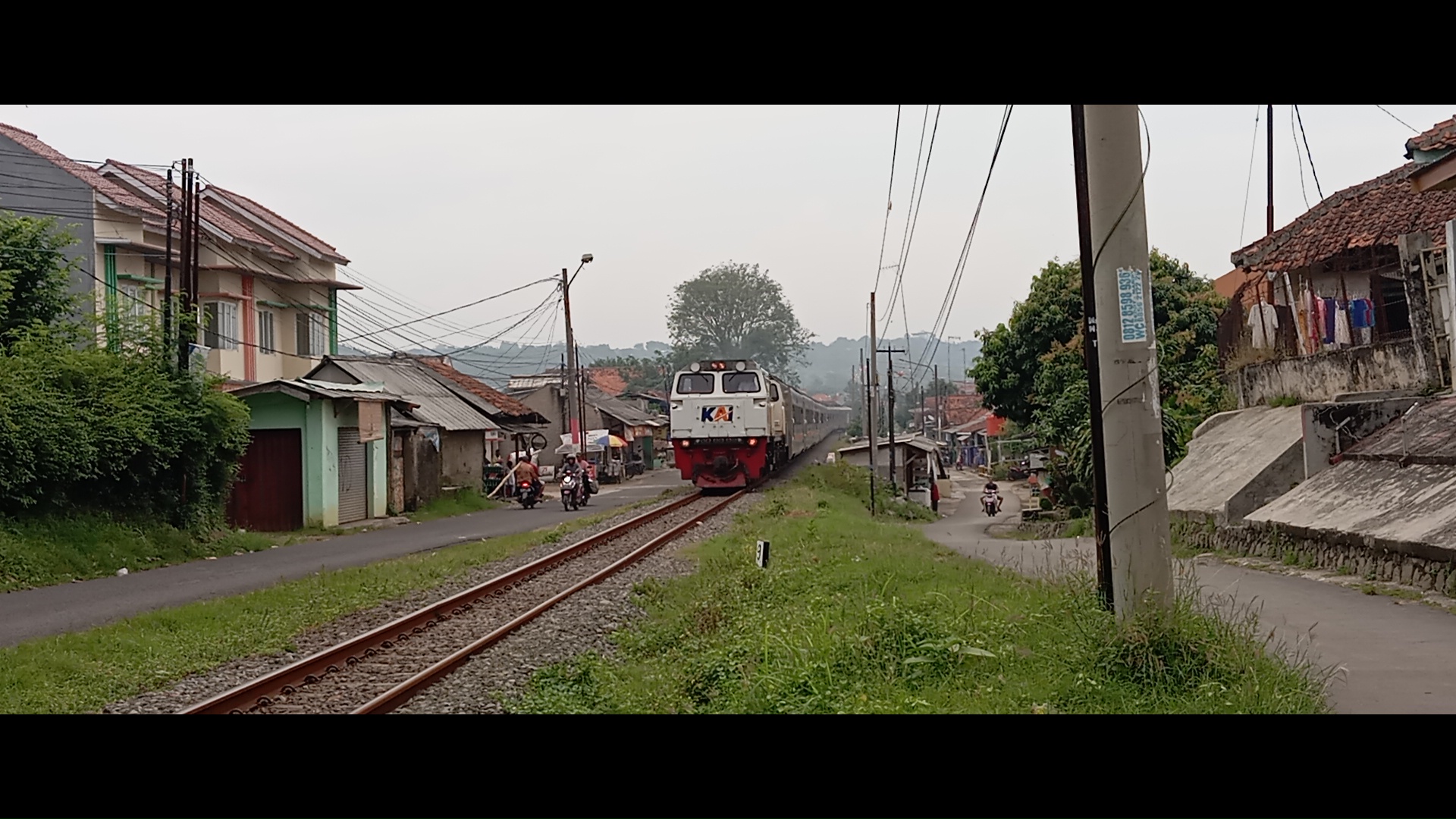KA Harina masuk St. Purwakarta