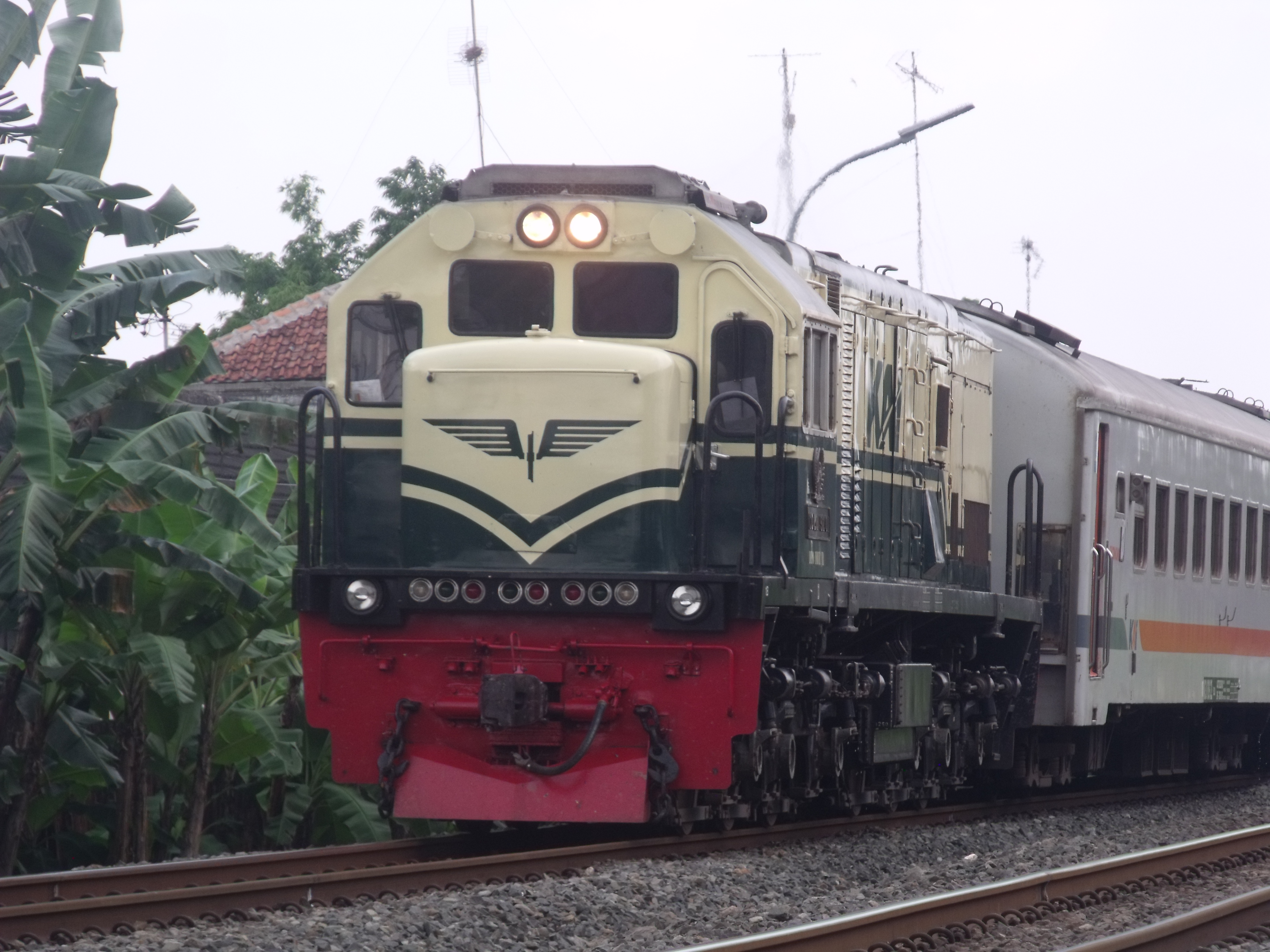 CC 201 92 01 bersiap memasuki Stasiun Sragen saat berdinas KA Matarmaja