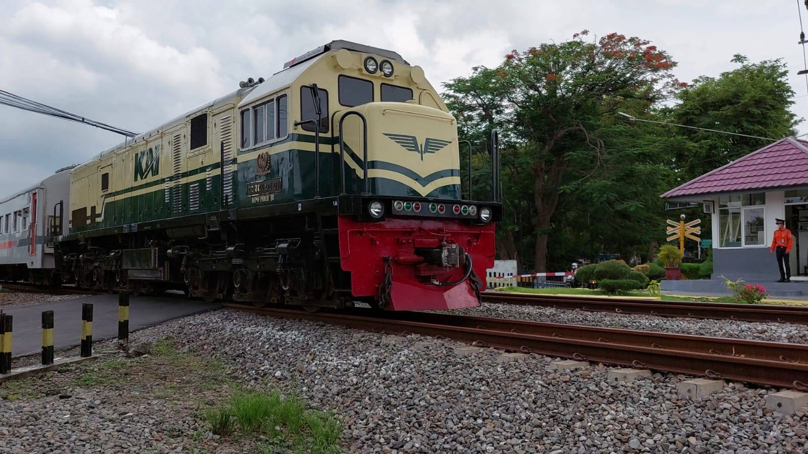 CC201 92 01 JR Ft. 250/247 Logawa Berangkat Stasiun Nganjuk