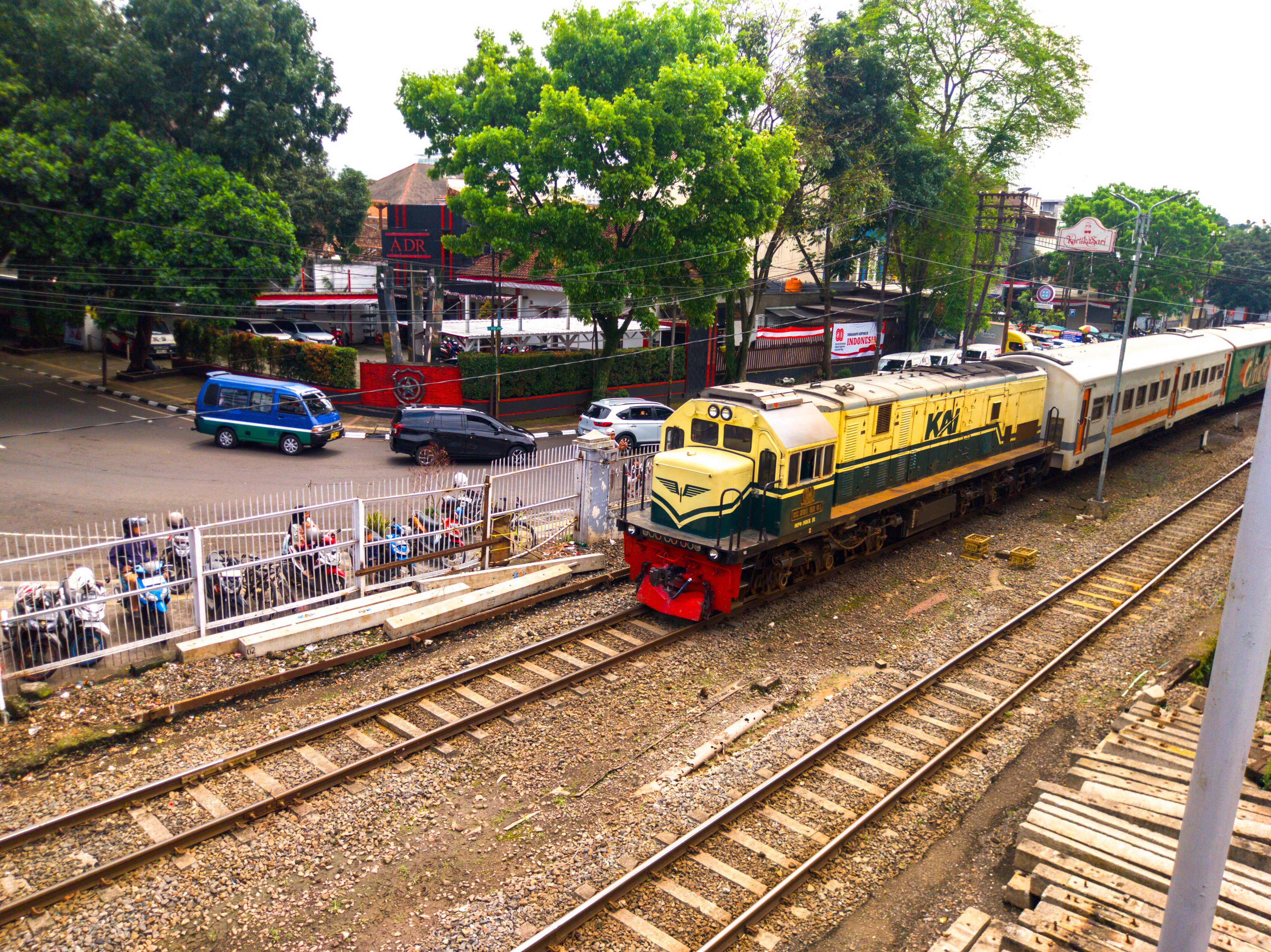 CC 201 92 01 JR Memasuki St. Bandung