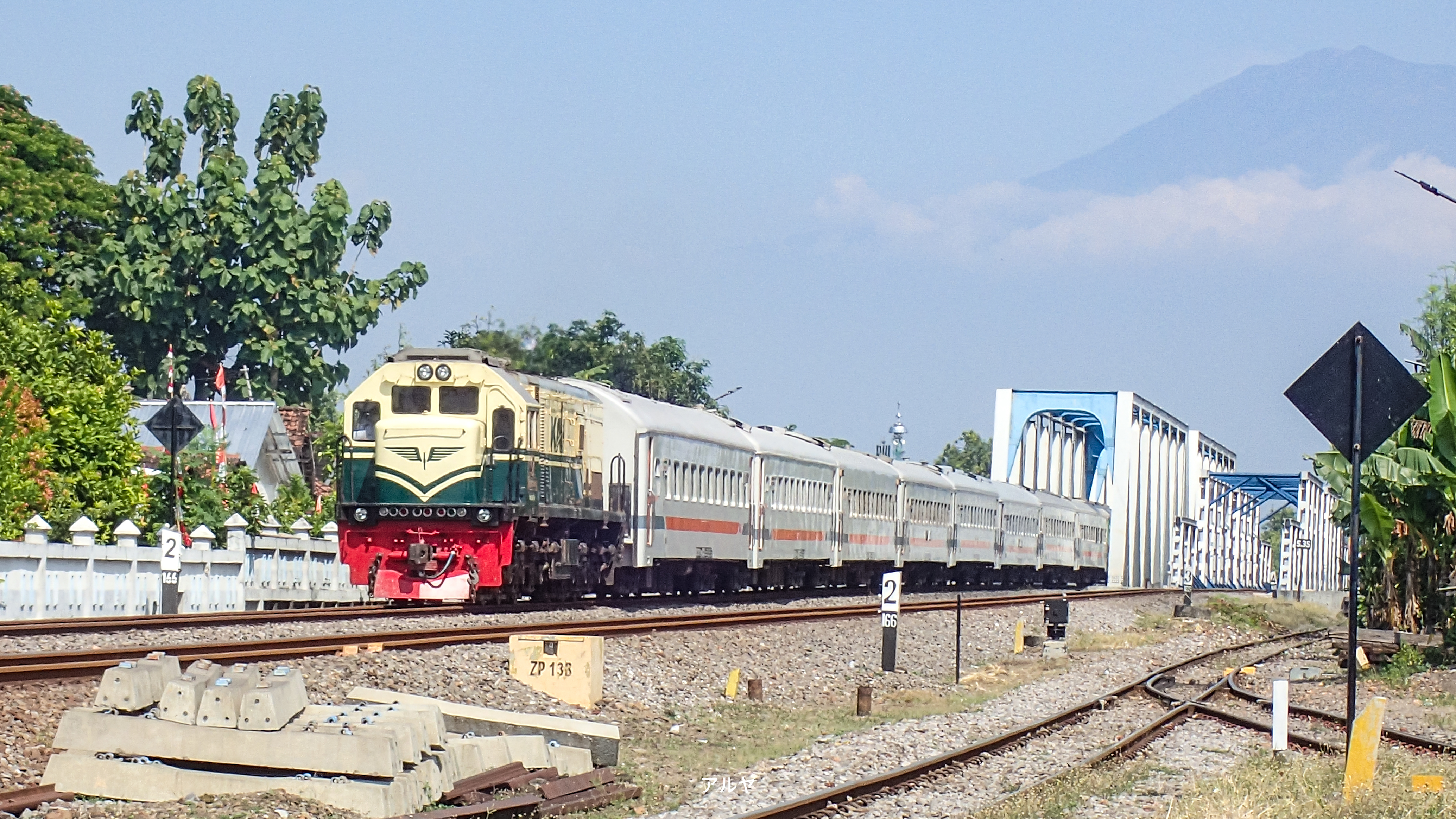 CC 201 92 01 JR persiapan masuk stasiun Madiun