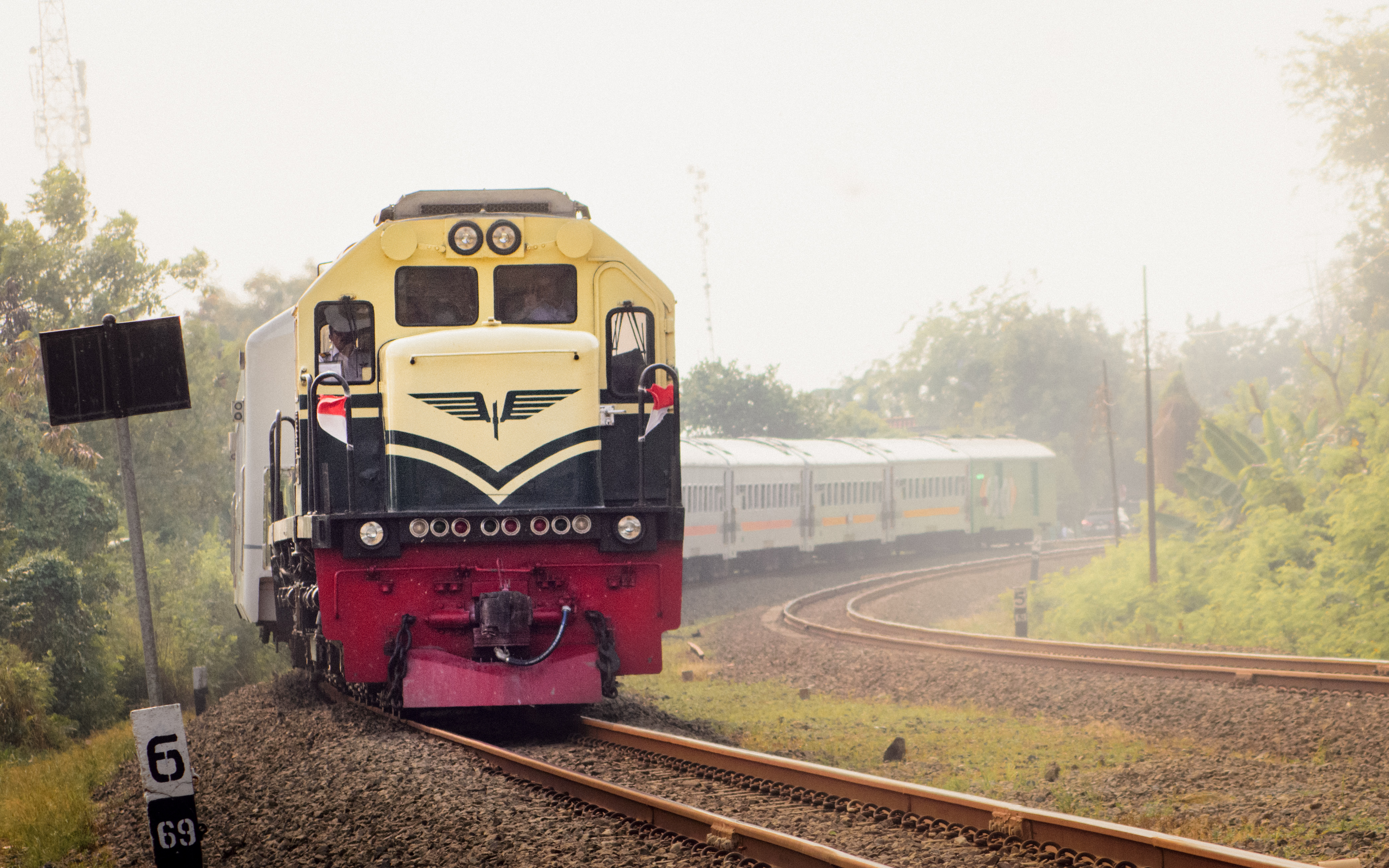 201 92 01 JR KA 152 Brantas di Stasiun Klari
