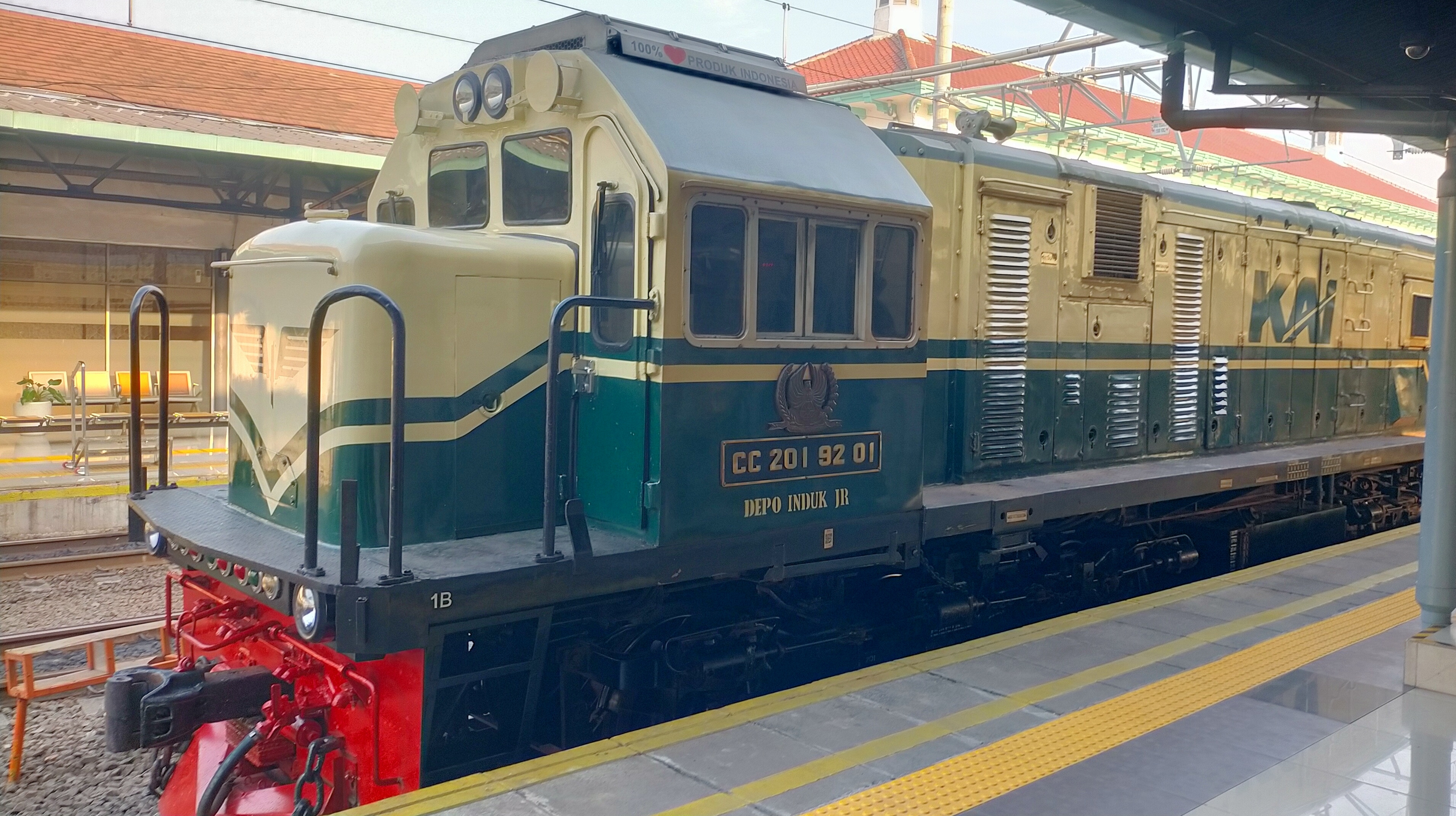 CC 201 92 01 JR di Stasiun Pasar Senen