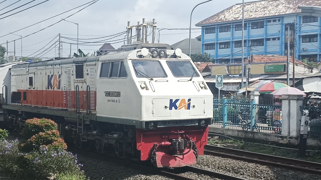 CC 203 98 12 Sedang Melintasi Stasiun Cakung