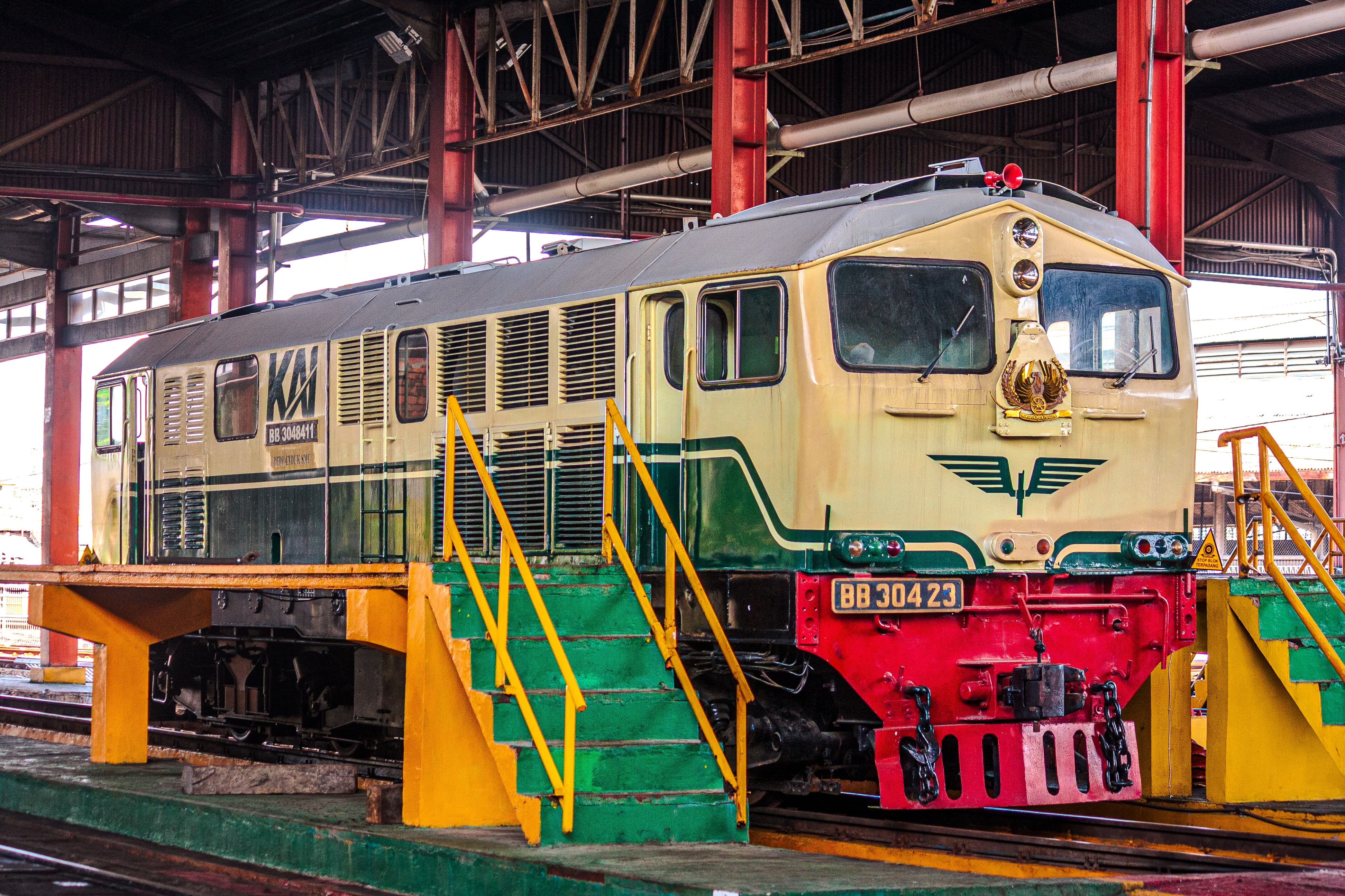 BB 304 84 11 - Depo SMC Lokomotif BB 304 84 11 livery Vintage di Depo Induk SMC - Semarang