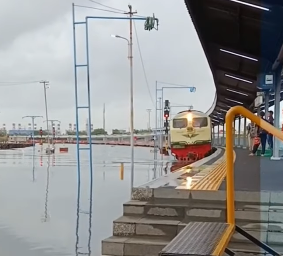 BB 304 23 MENERABAS BANJIR SAAT MENARIK KA AMBARAWA EKSPRESS