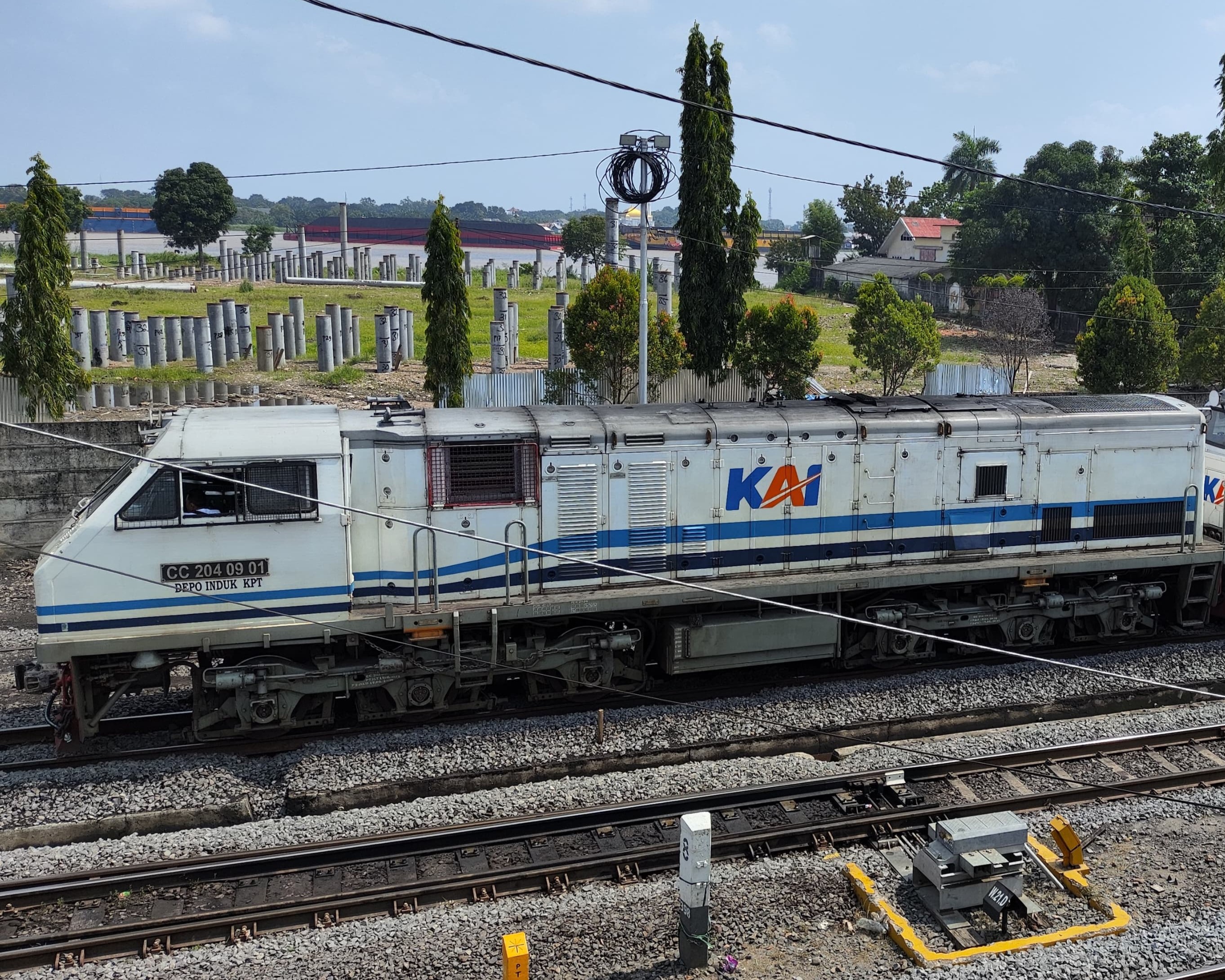 CC 204 09 01 - Depo KPT Lokomotif CC 204 09 01 livery White and Blue / 2 Garis Biru di Depo Induk KPT - Sumatera Selatan