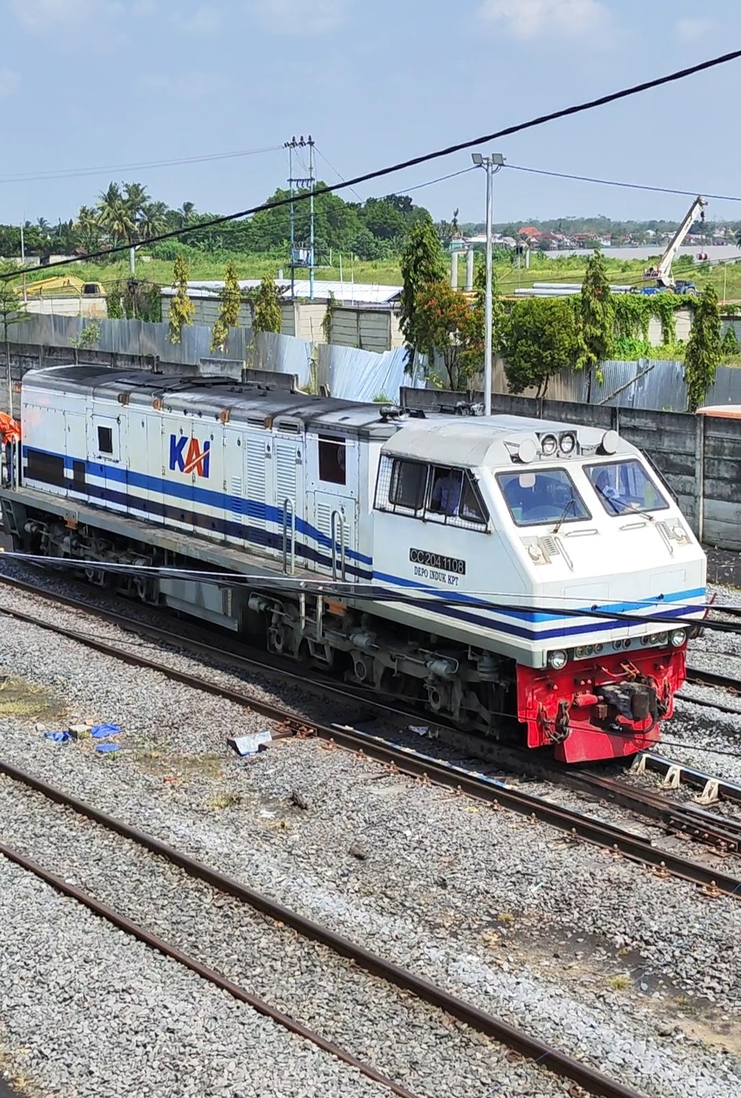 CC 204 11 08 - Depo KPT Lokomotif CC 204 11 08 livery White and Blue / 2 Garis Biru di Depo Induk KPT - Sumatera Selatan