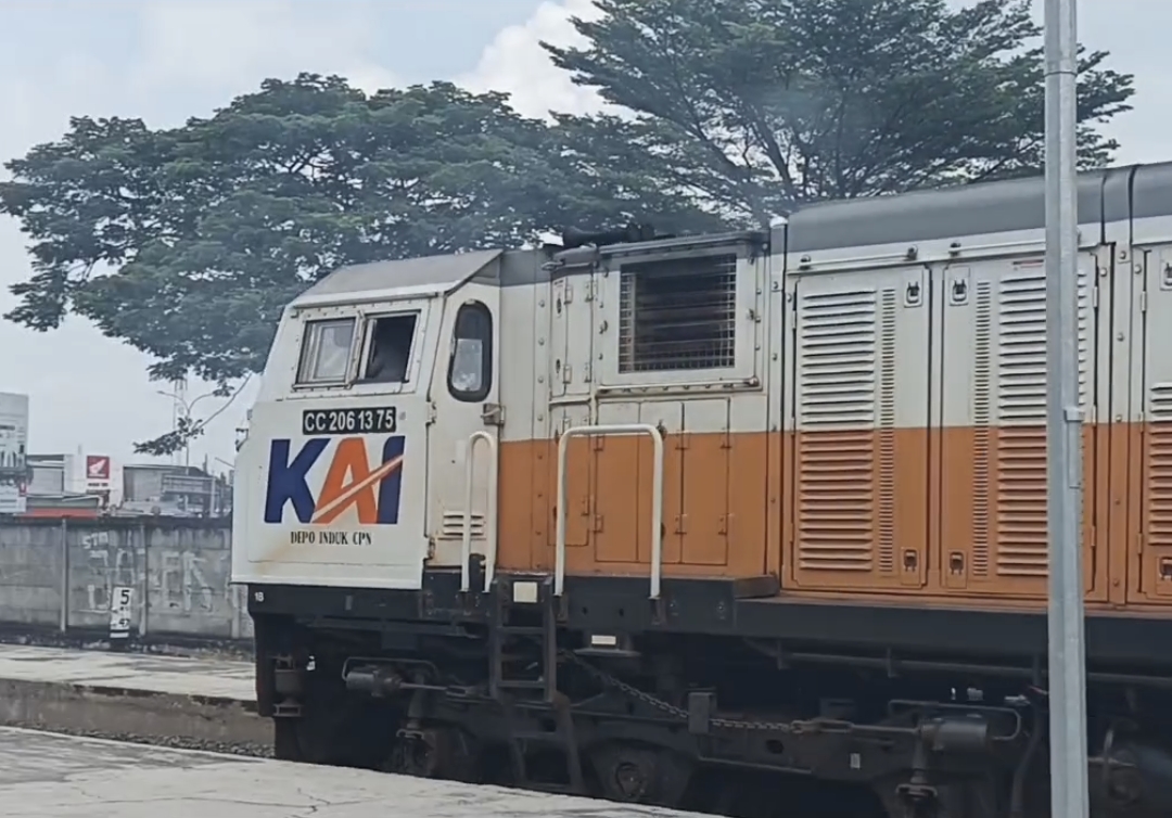 CC 206 13 75 Melintas Langsung St. Lemah Abang