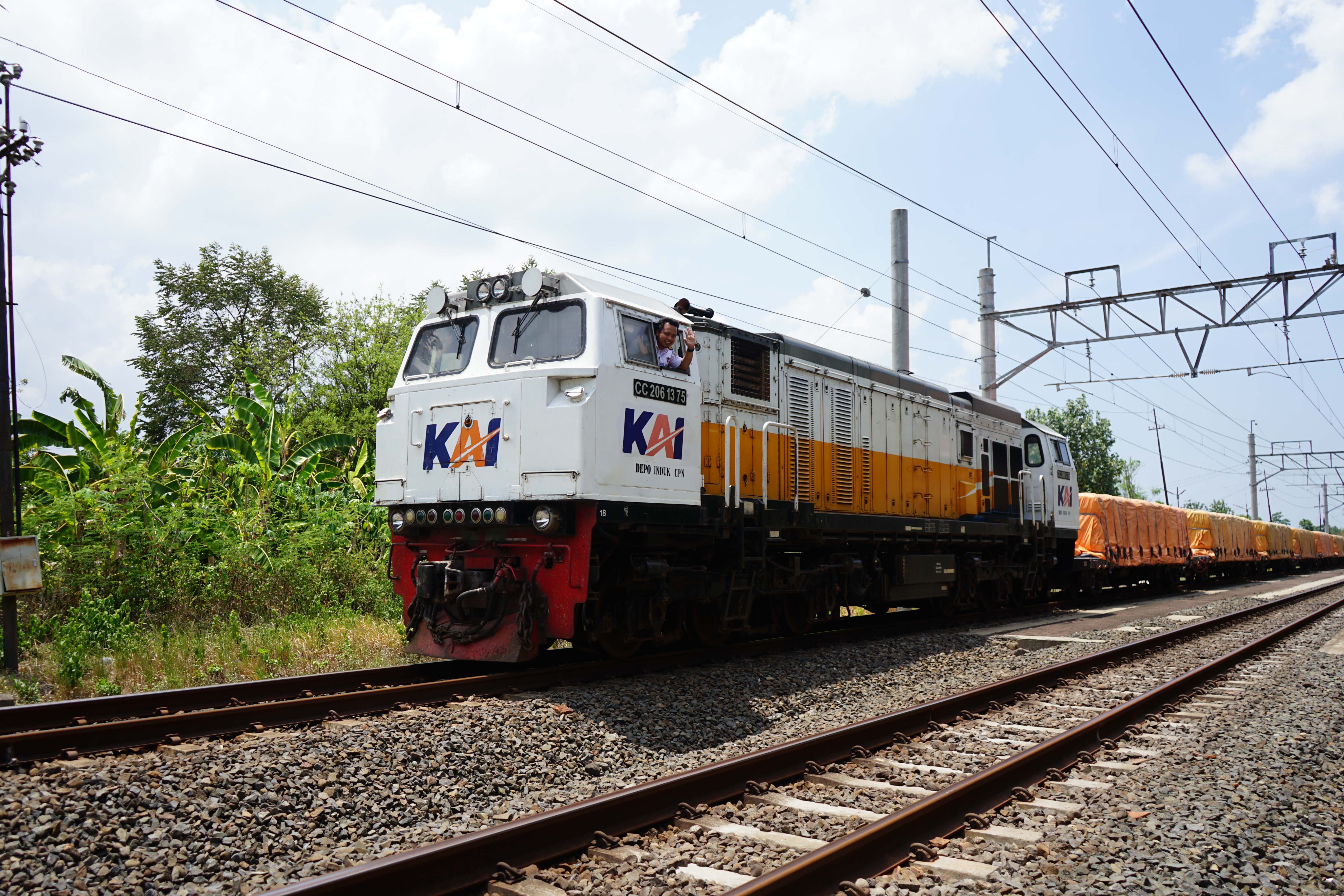 Lokomotif CC 206 13 75 livery Default di Depo Induk CPN - Jakarta