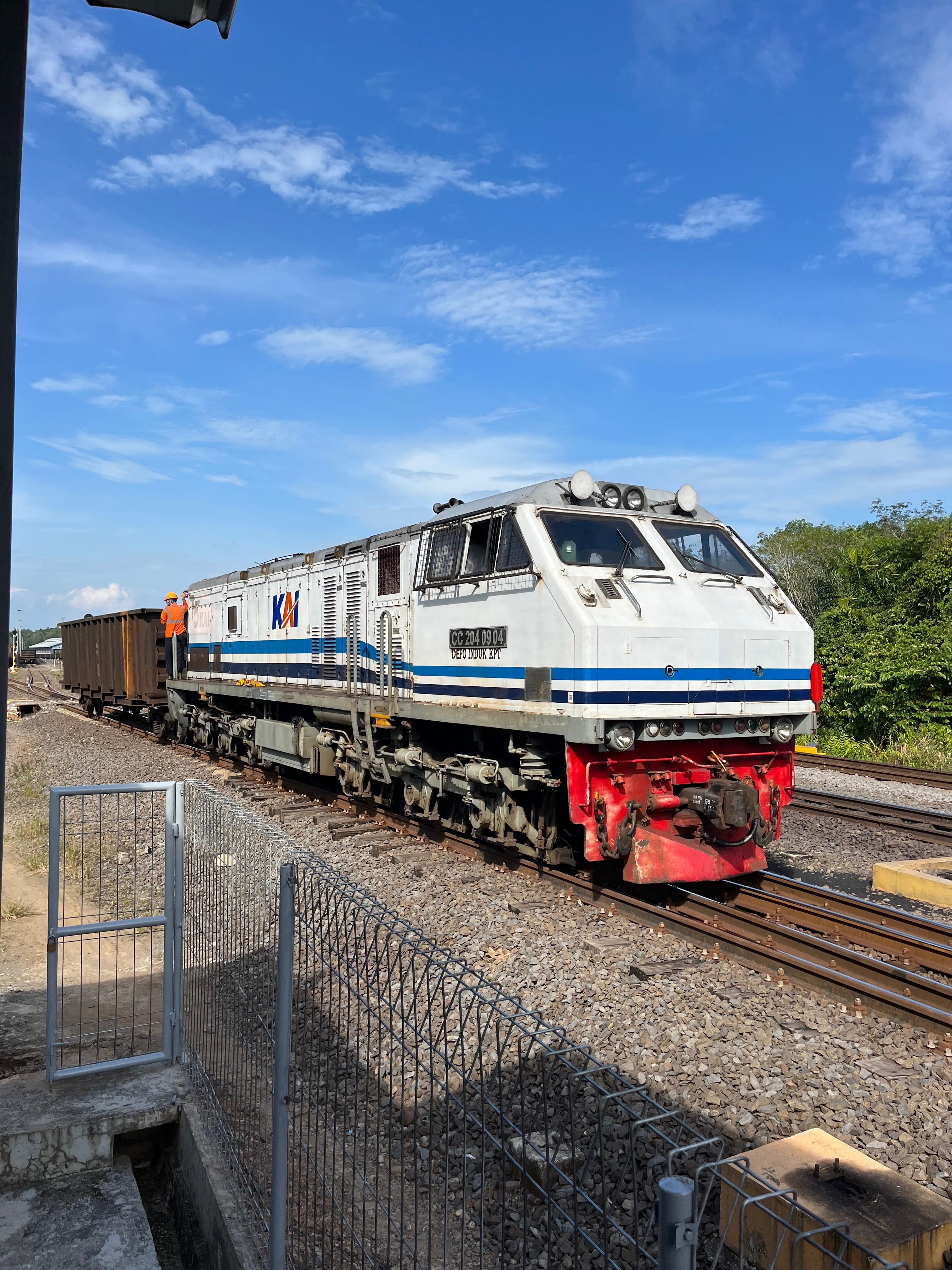 CC 204 09 04 - Depo KPT Lokomotif CC 204 09 04 livery White and Blue / 2 Garis Biru di Depo Induk KPT - Sumatera Selatan