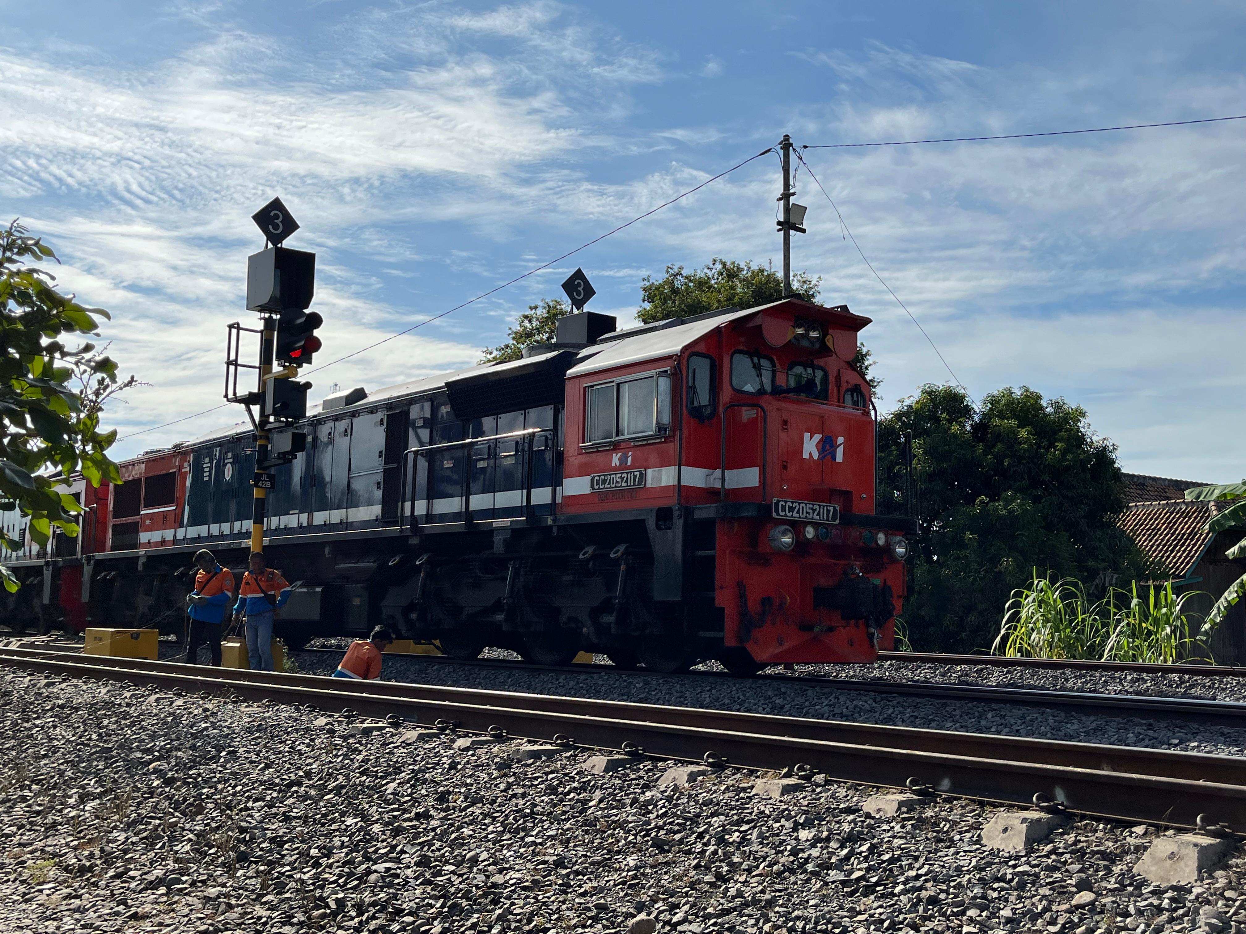 CC 205 21 17 - Depo TNK Lokomotif CC 205 21 17 livery Red and Blue di Depo Induk TNK -