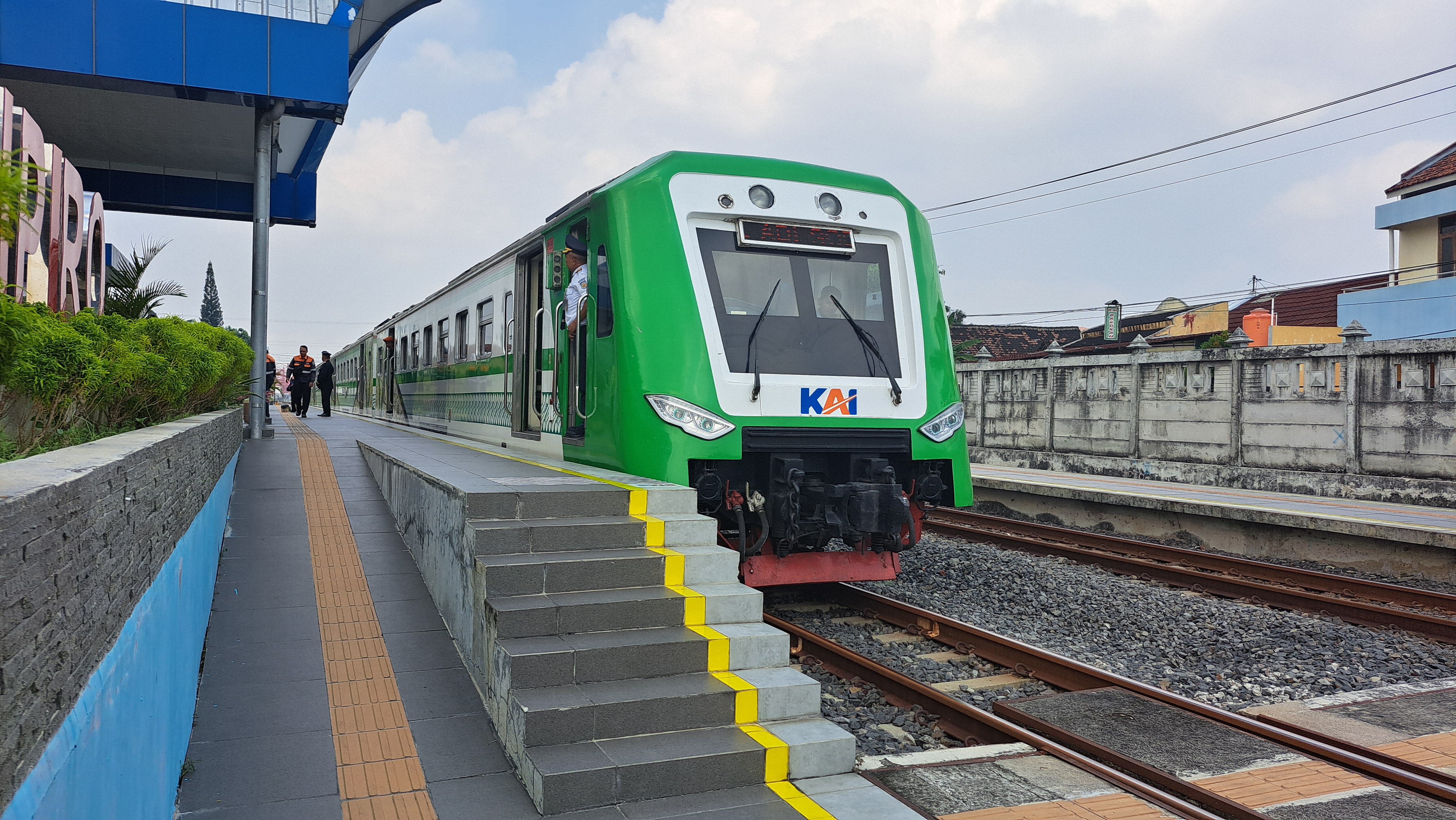Rangkaian KRDI K3 3 11 05-08 sedang dinas KRD 577 BIAS Madiun dan menunggu waktu keberangkatan dari Stasiun Kadipiro.