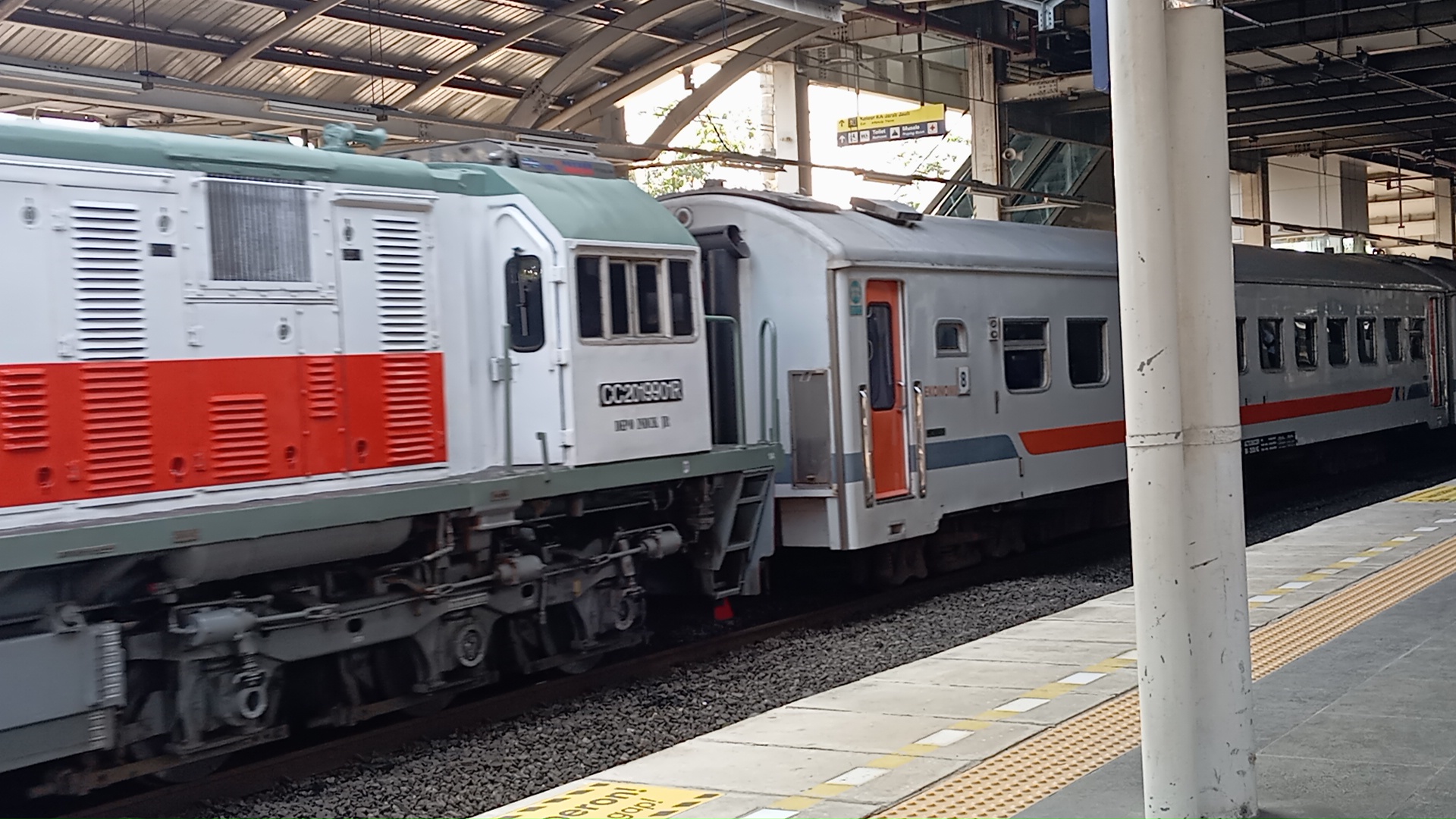 CC 201 99 01R - Depo JR Lokomotif CC 201 99 01R livery Default di Depo Induk JR - Jember
