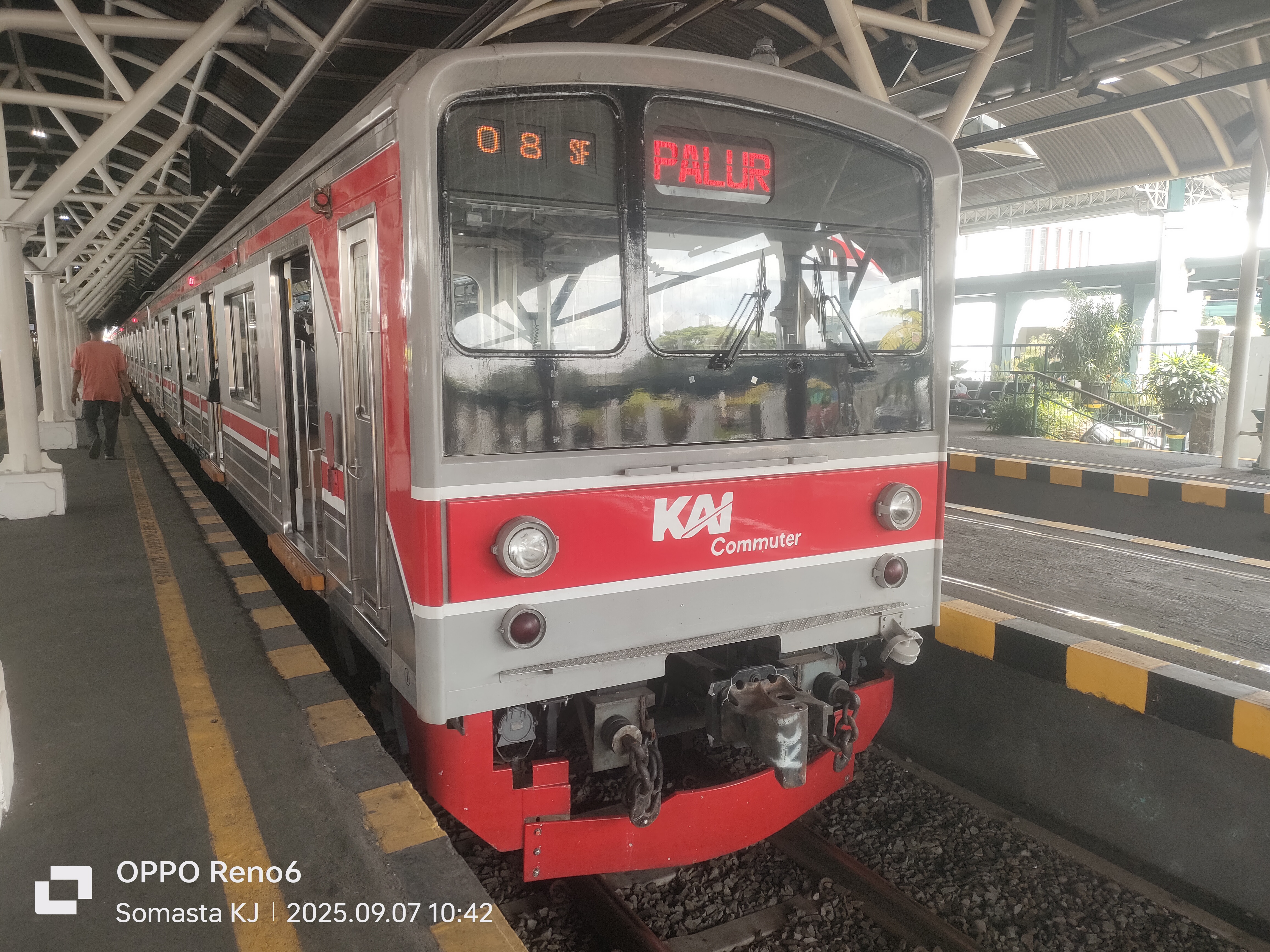 JR 205-5 sebagai KA 704 Commuter Line Yogyakarta standby di Stasiun Yogyakarta