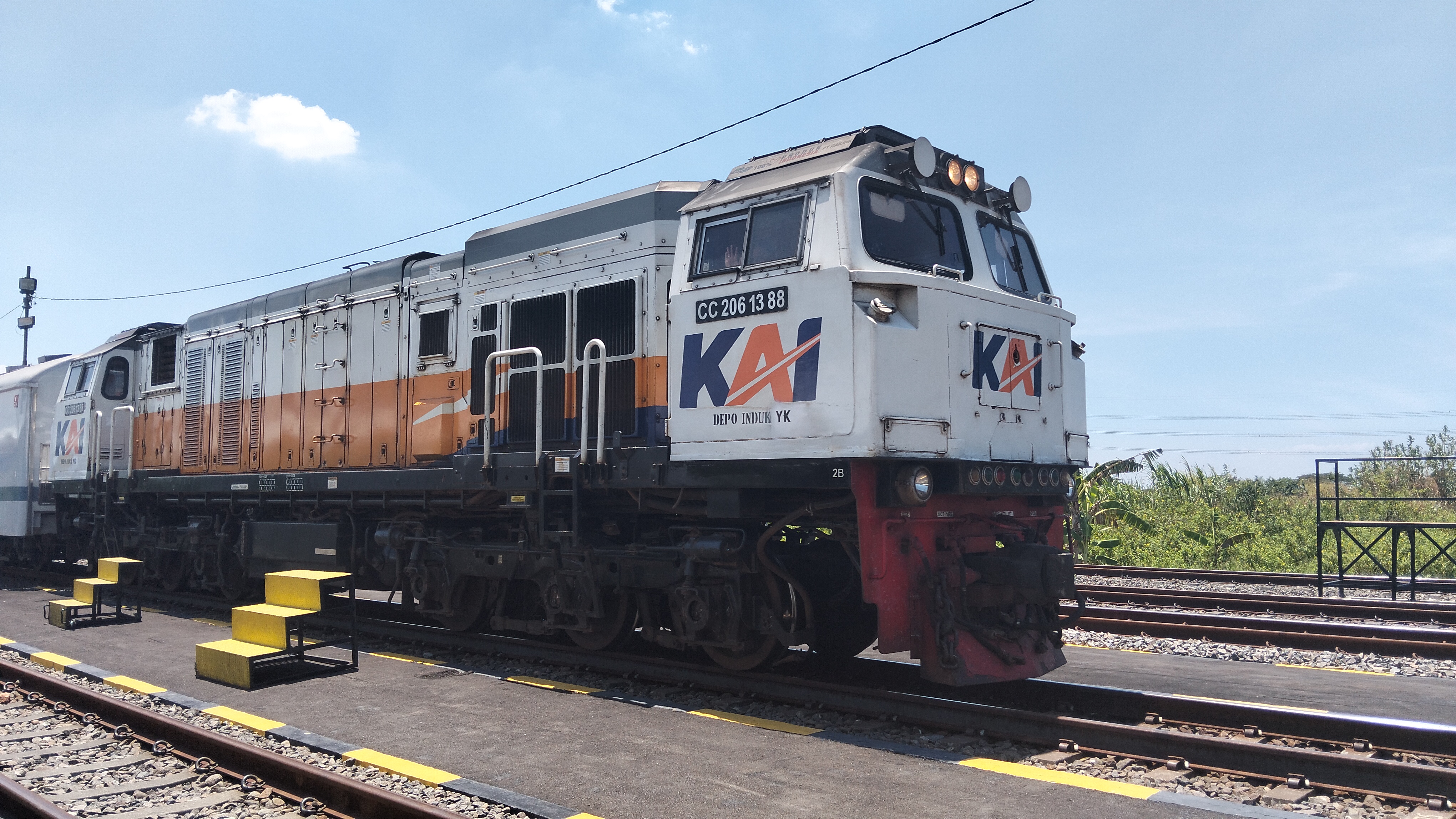 CC 206 13 88 CL JENGGALA masuk Stasiun Kandangan