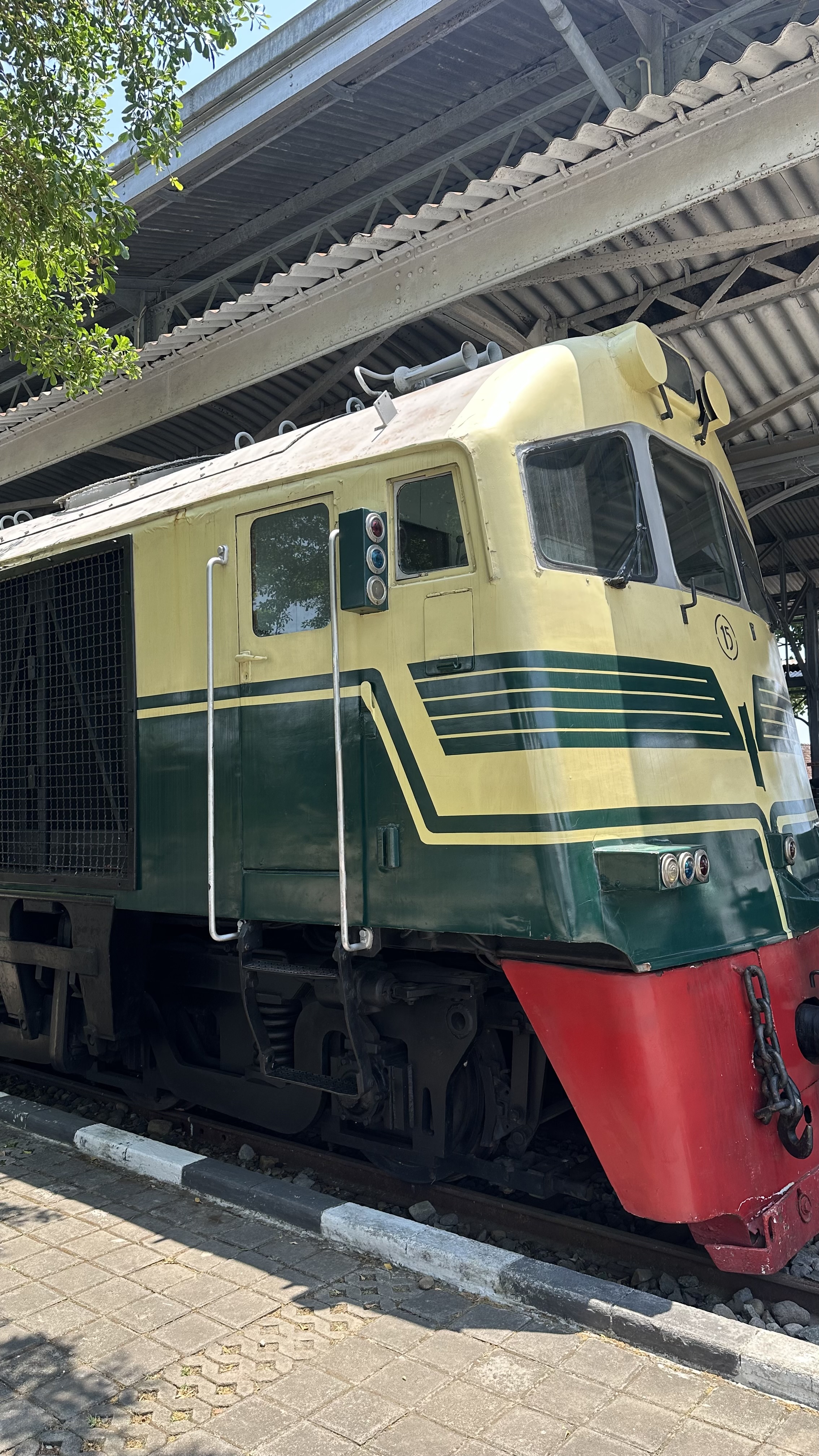 CC 200 15 - Depo CN Lokomotif CC 200 15 livery Vintage di Depo Induk CN - Cirebon