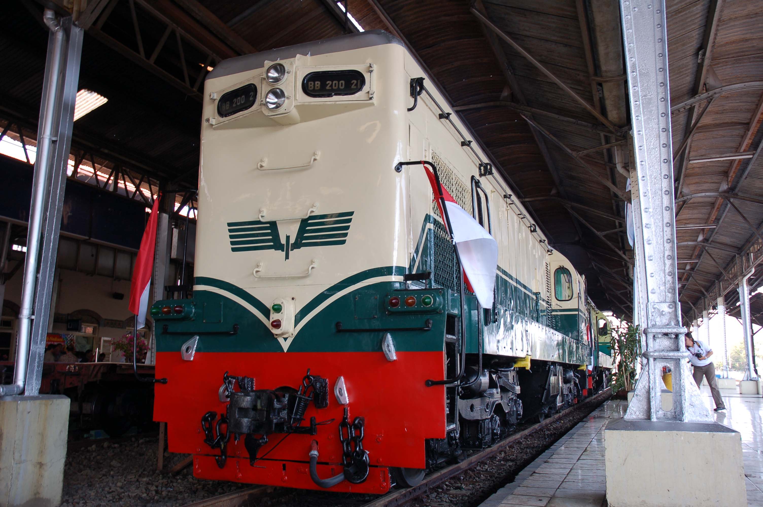 Lokomotif BB 200 21 livery Vintage di Depo Induk SMC - Semarang