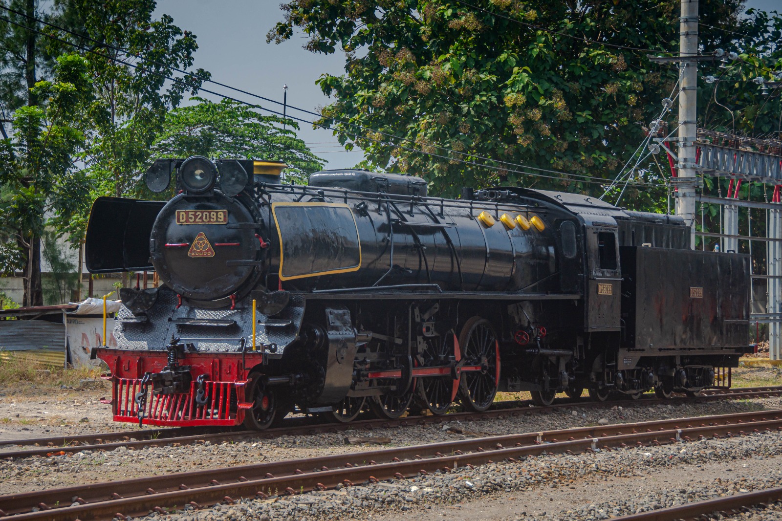 D52099 terparkir di jalur simpan stasiun Purwosari setelah di cat ulang oleh IRPS